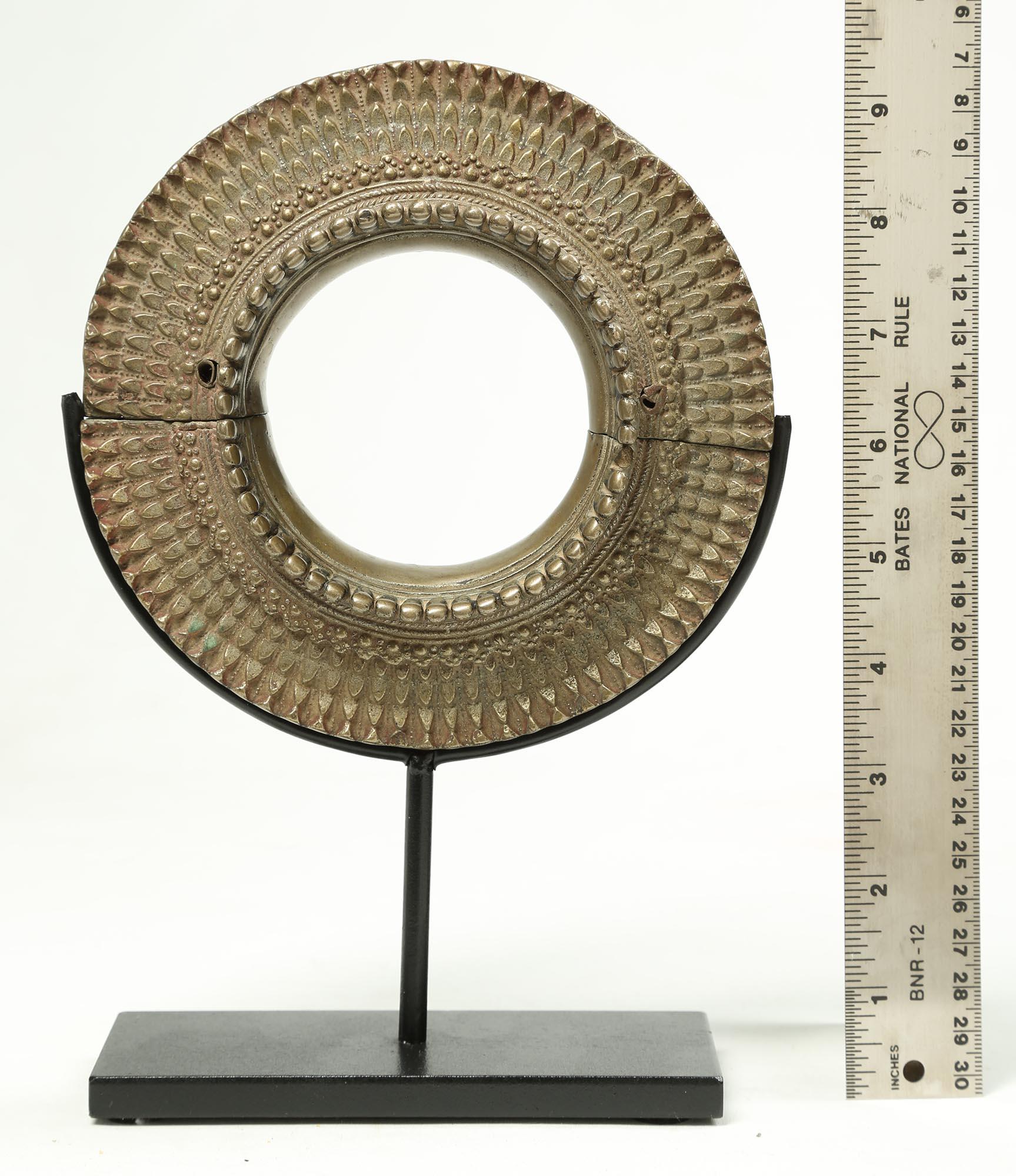 Tribal Début du 20e siècle Bracelet en métal blanc coulé de forme classique de sculpture en vente