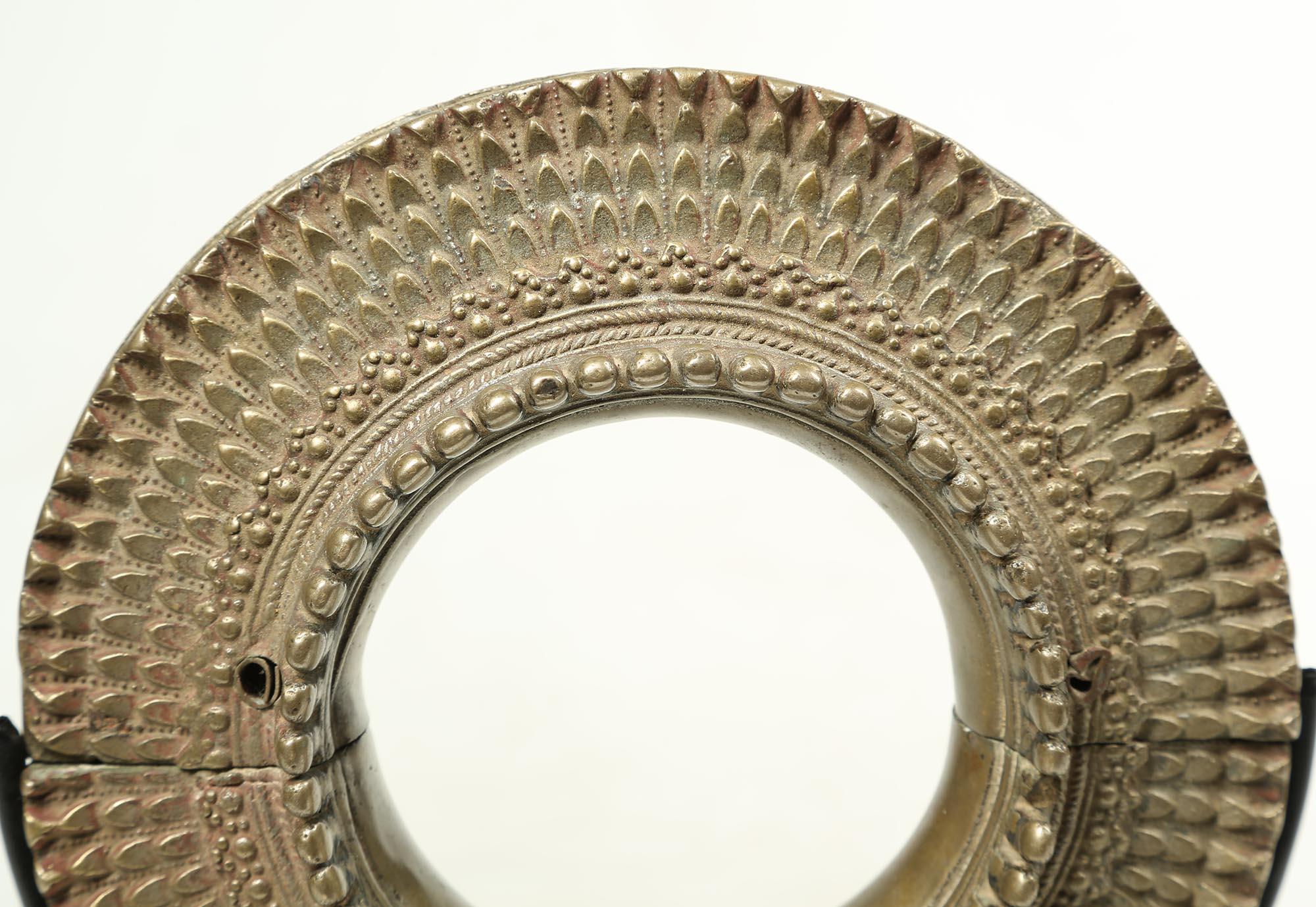 Zambien Début du 20e siècle Bracelet en métal blanc coulé de forme classique de sculpture en vente