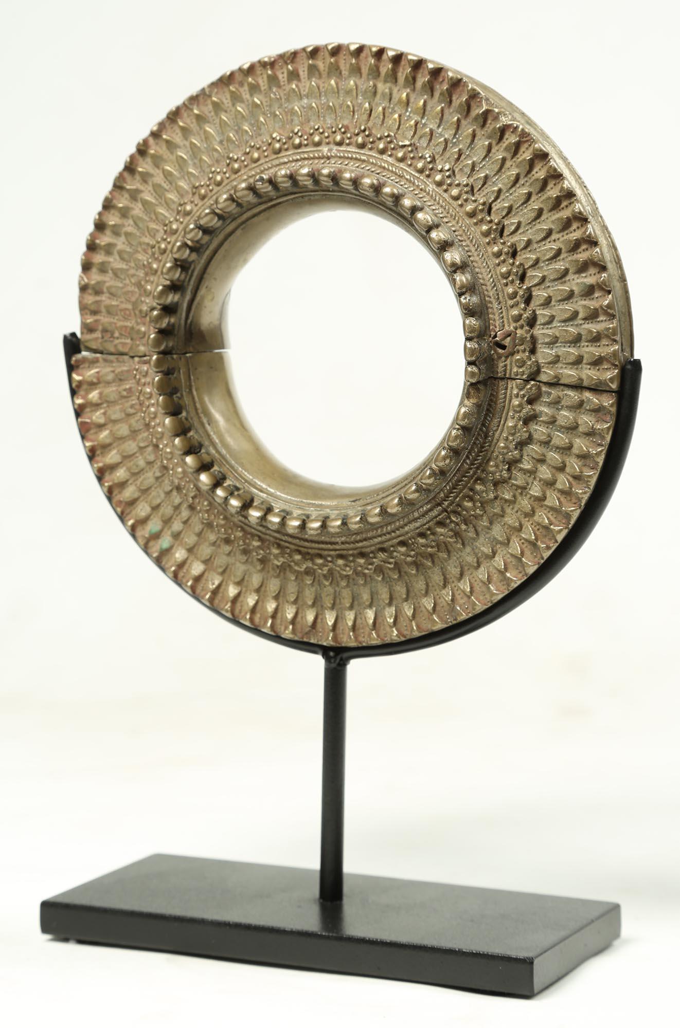 Début du 20e siècle Bracelet en métal blanc coulé de forme classique de sculpture État moyen - En vente à Point Richmond, CA