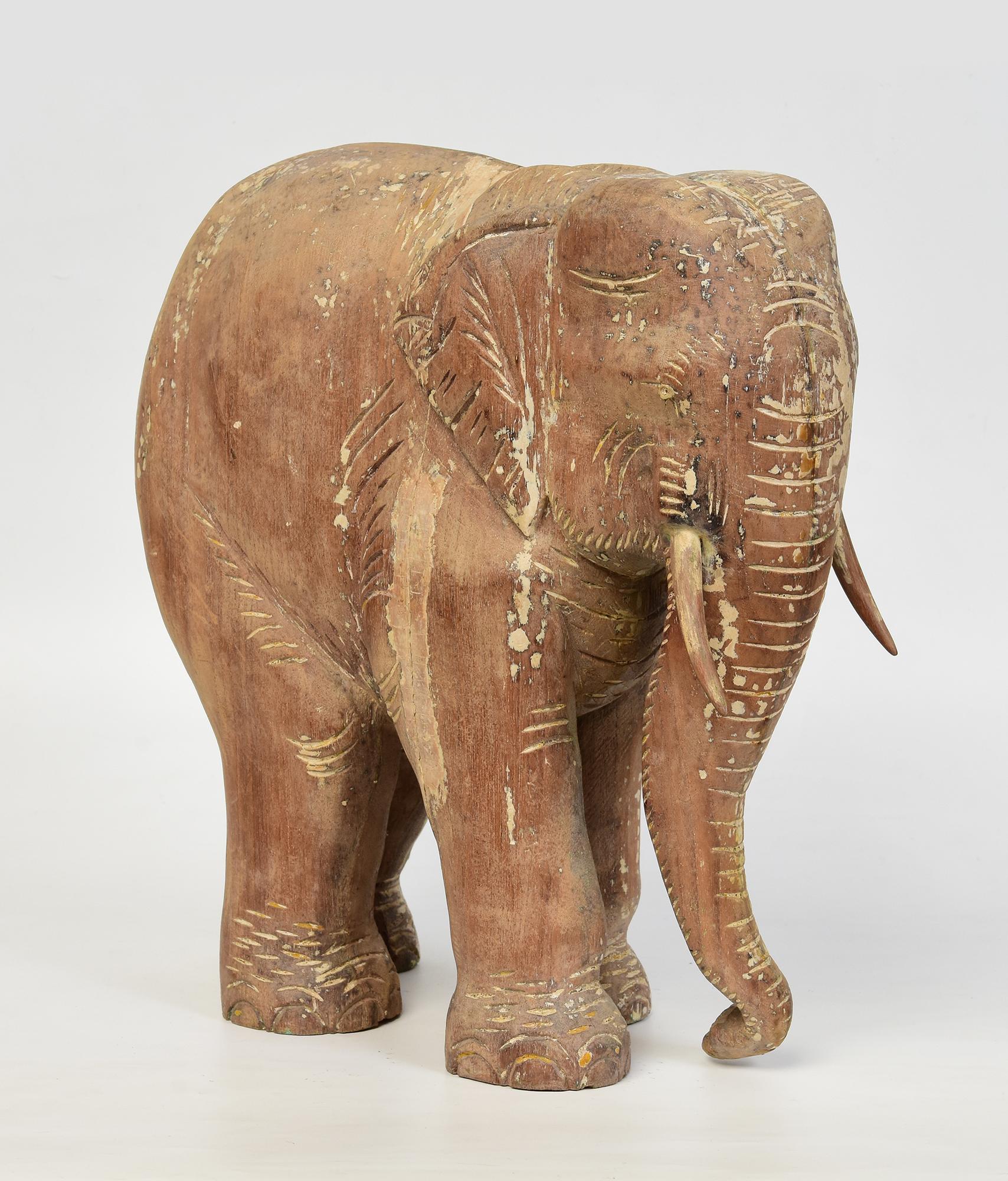 Statua asiatica di elefante da passeggio in legno finemente intagliata dei primi del Novecento in vendita 3