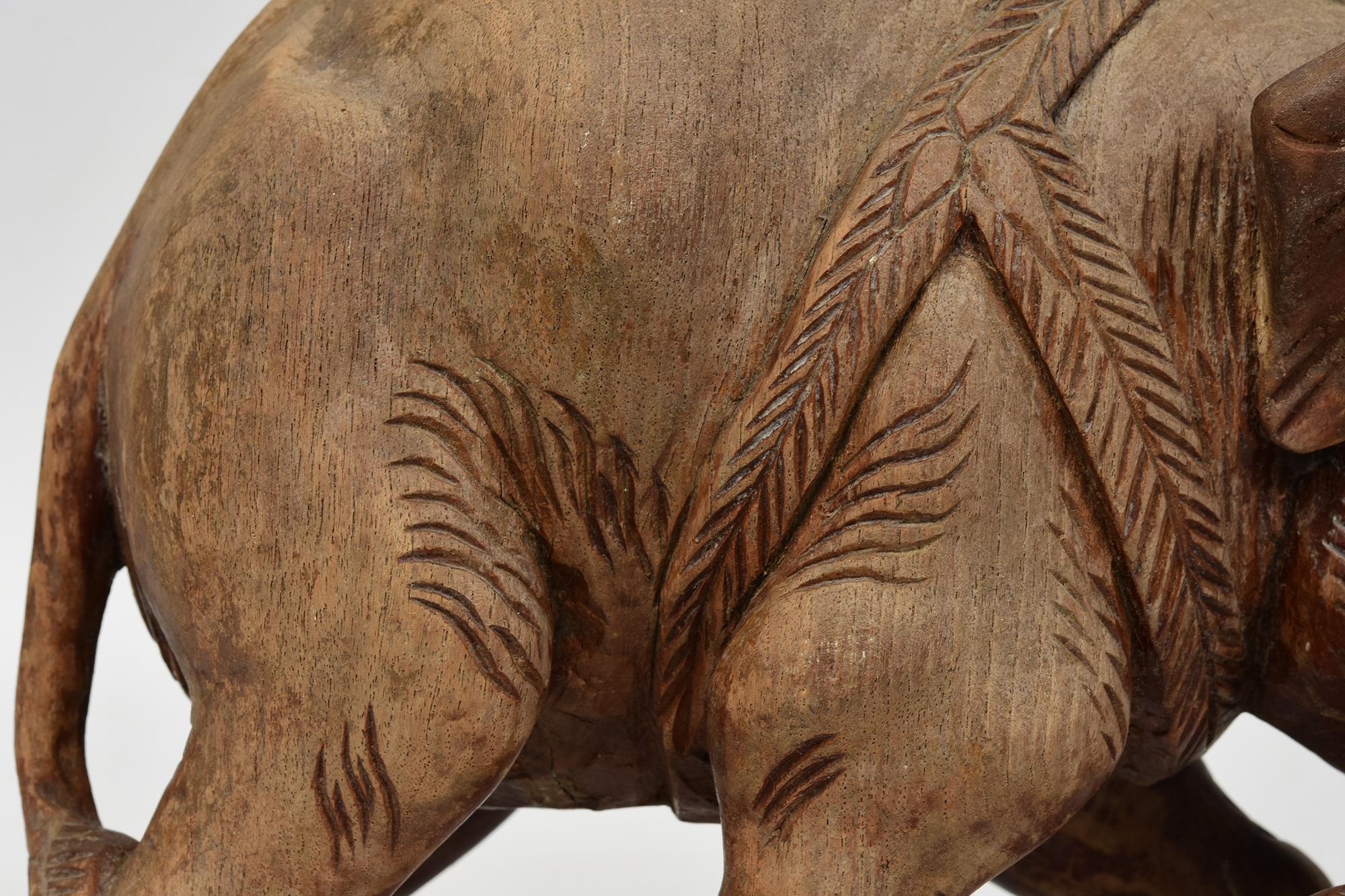 Statua asiatica di elefante da passeggio in legno finemente intagliata dei primi del Novecento in vendita 3