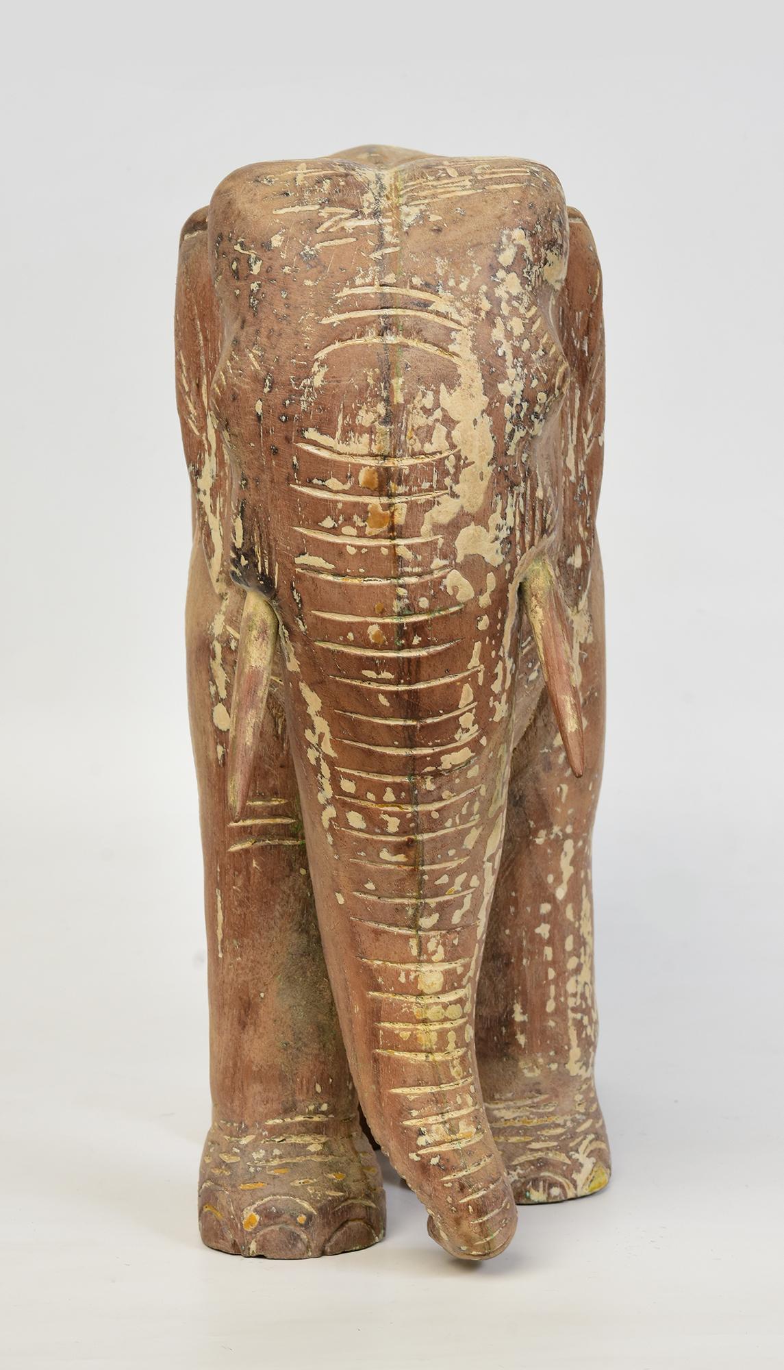 Statua asiatica di elefante da passeggio in legno finemente intagliata dei primi del Novecento in vendita 4