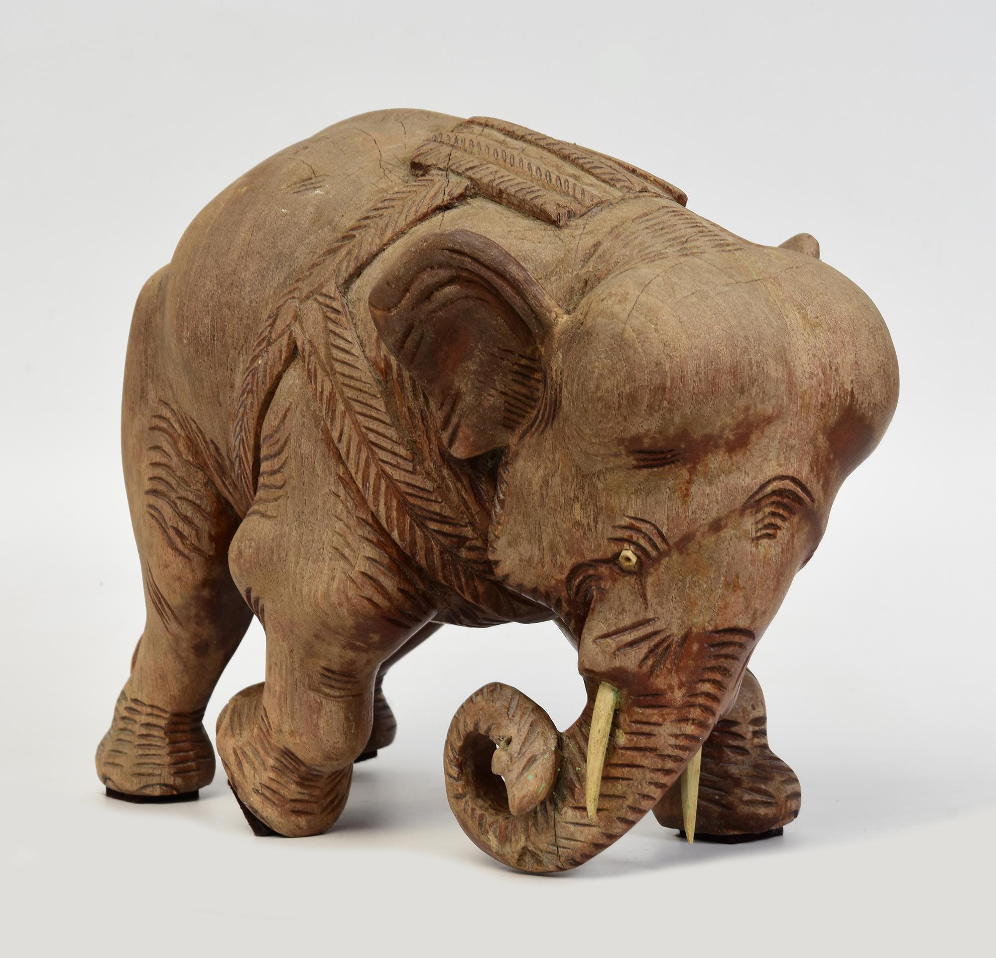 Statua asiatica di elefante da passeggio in legno finemente intagliata dei primi del Novecento in vendita 4