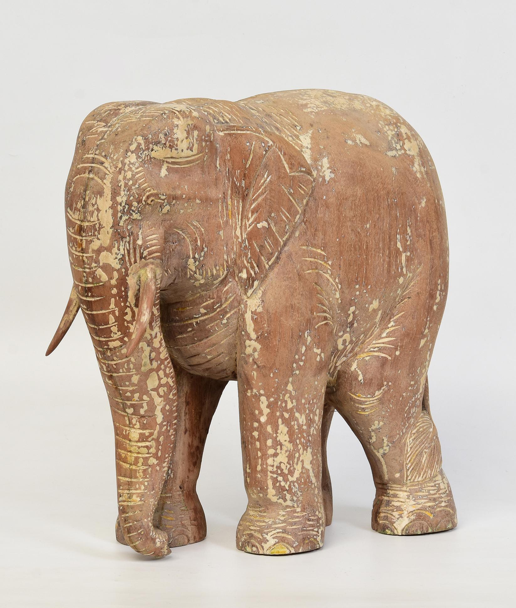 Statua asiatica di elefante da passeggio in legno finemente intagliata dei primi del Novecento in vendita 5