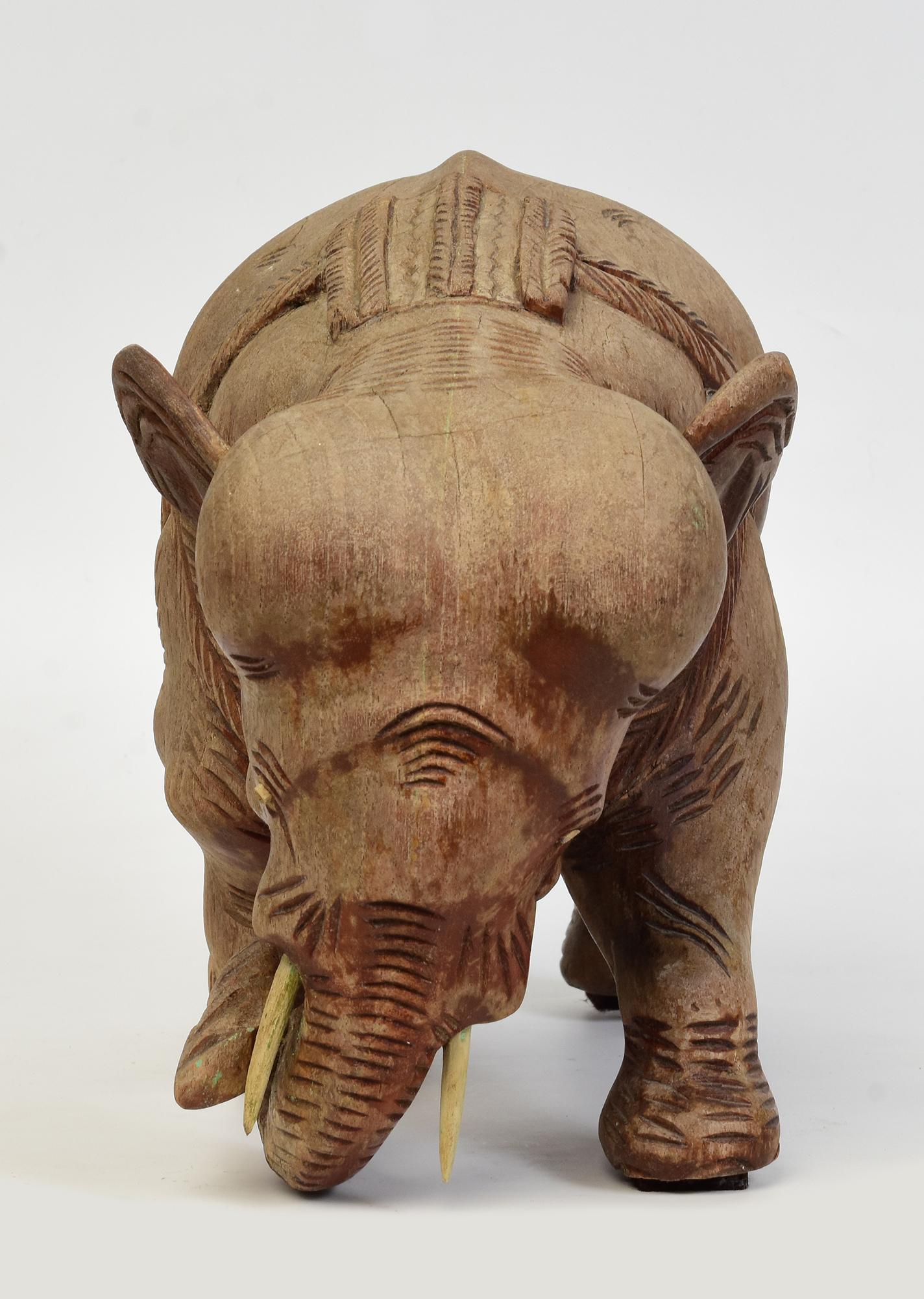 Statua asiatica di elefante da passeggio in legno finemente intagliata dei primi del Novecento in vendita 5