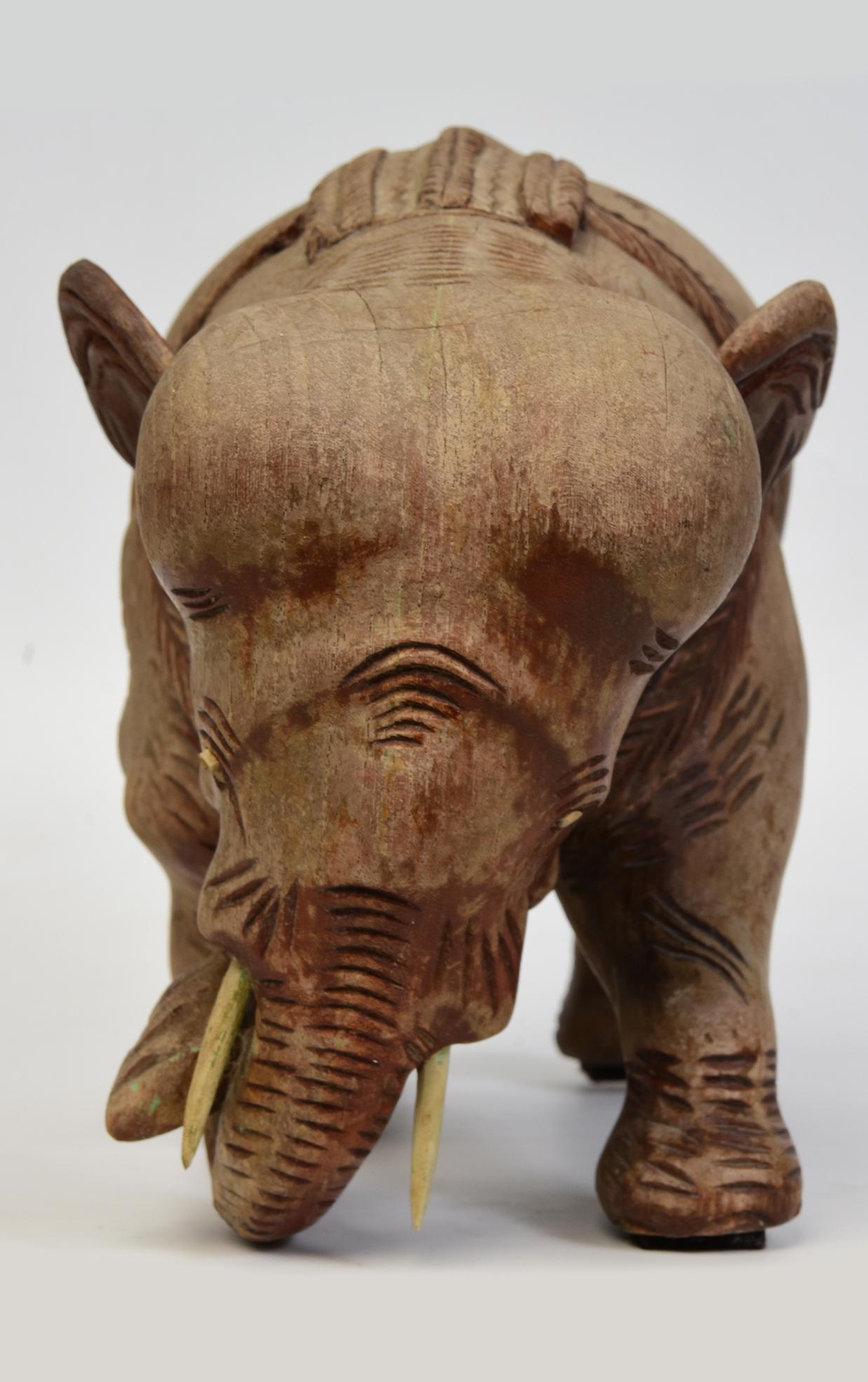Statua asiatica di elefante da passeggio in legno finemente intagliata dei primi del Novecento in vendita 6