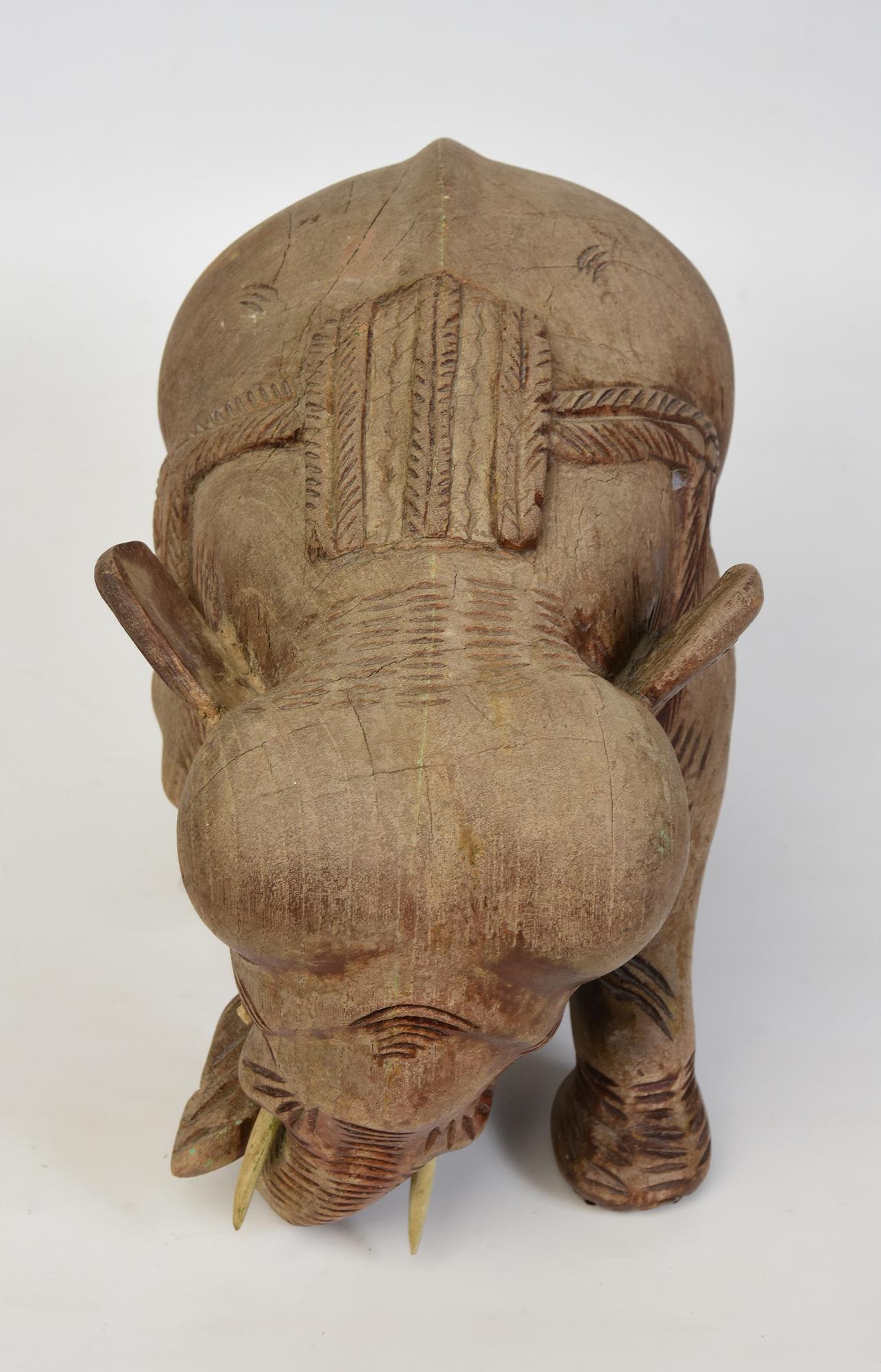 Statua asiatica di elefante da passeggio in legno finemente intagliata dei primi del Novecento in vendita 7