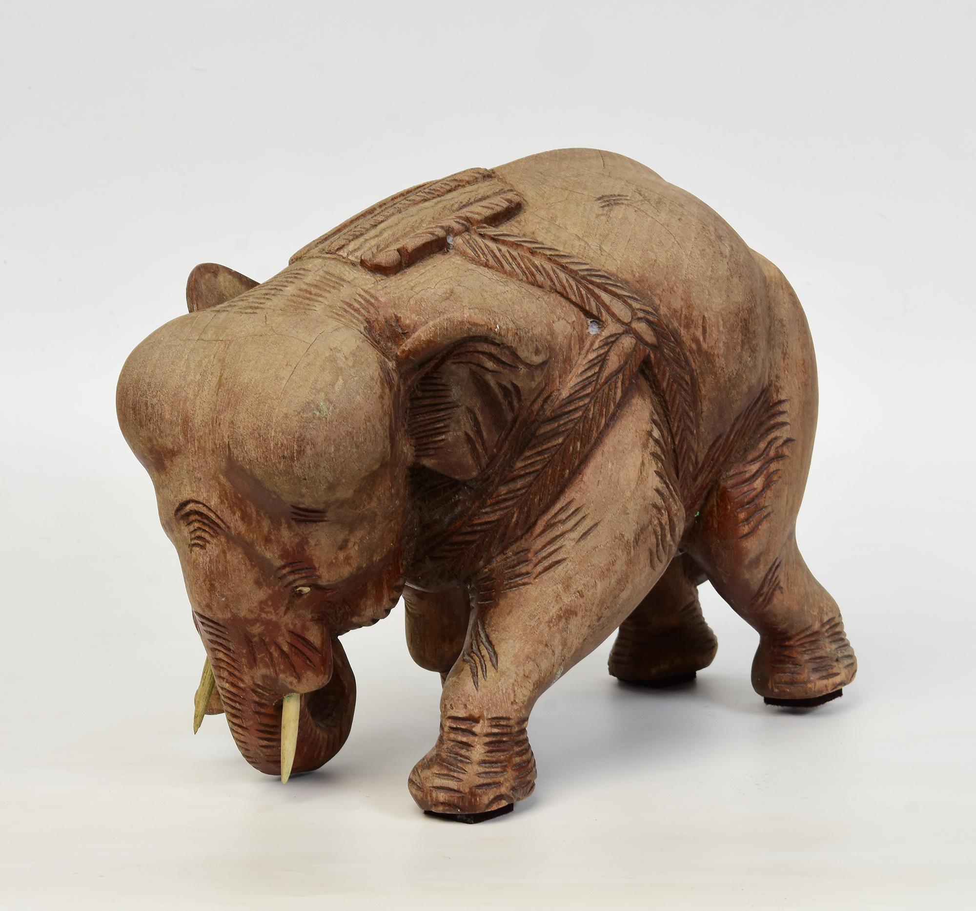 Statua asiatica di elefante da passeggio in legno finemente intagliata dei primi del Novecento in vendita 8