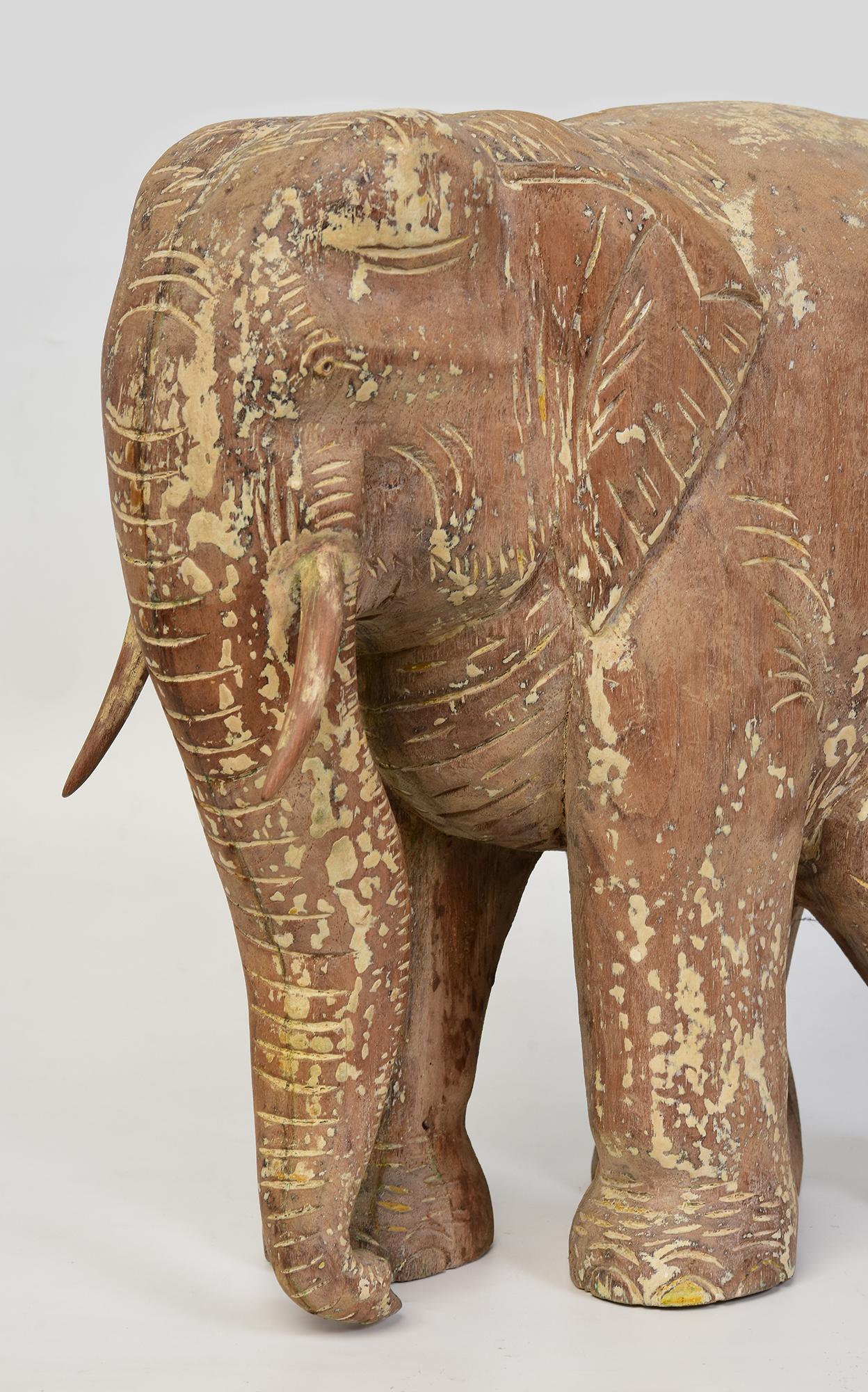 Statua asiatica di elefante da passeggio in legno finemente intagliata.

Età: inizio del XX secolo
Dimensioni: Altezza 32,8 C.M. / Larghezza 12,6 C.M. / Lunghezza 30,5 C.M.
Condizioni: Buone condizioni generali (qualche degrado previsto a causa