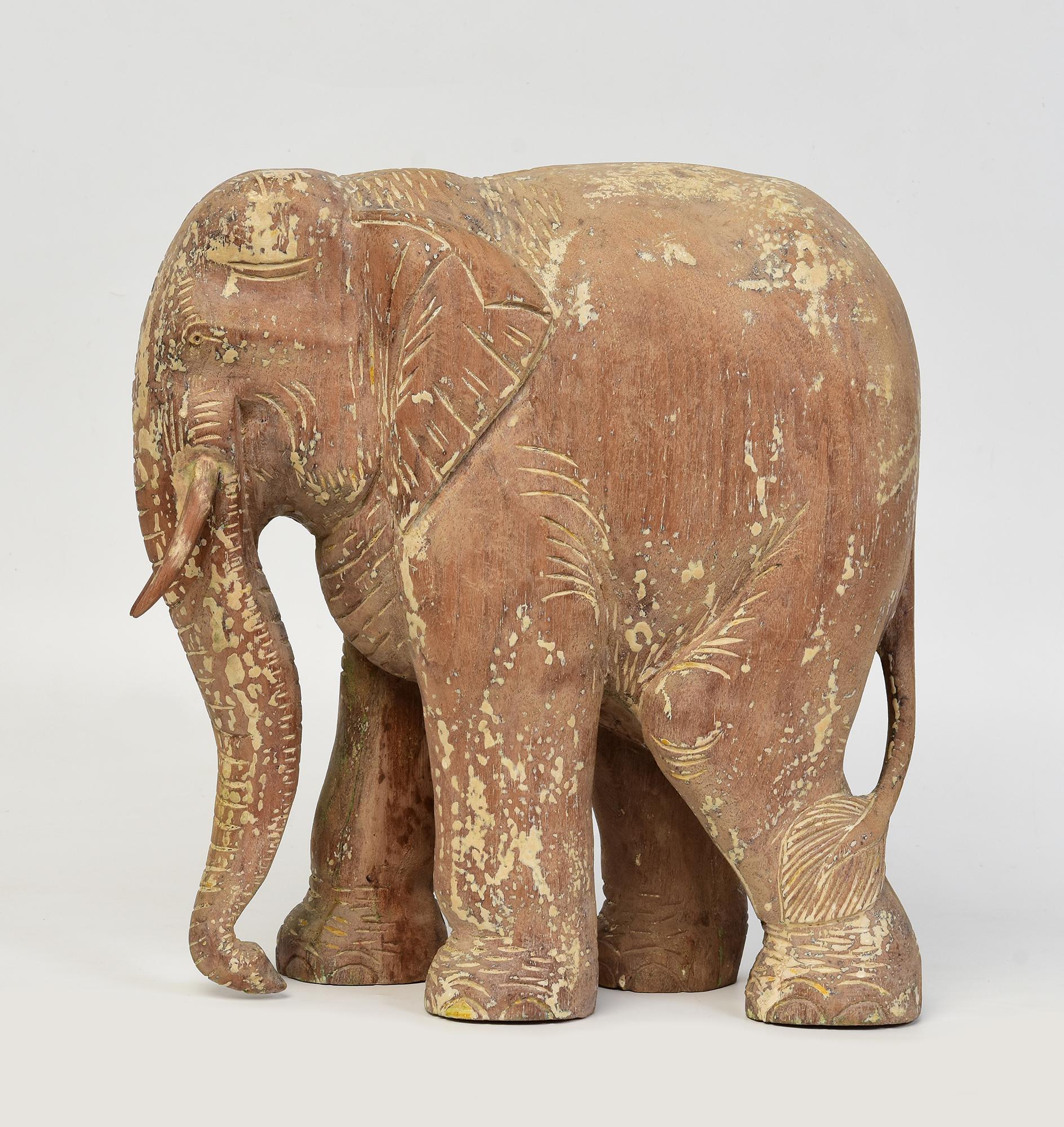 Asiatico Statua asiatica di elefante da passeggio in legno finemente intagliata dei primi del Novecento in vendita