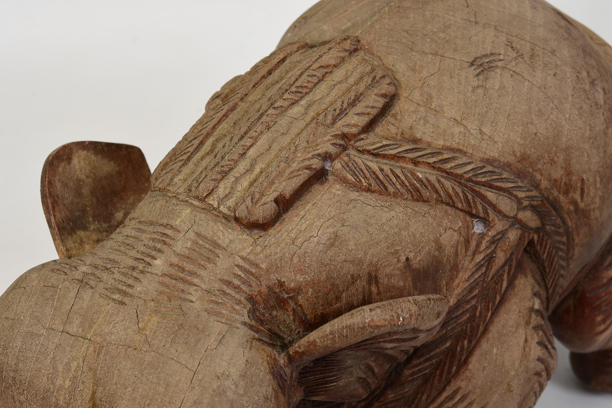 Asiatico Statua asiatica di elefante da passeggio in legno finemente intagliata dei primi del Novecento in vendita