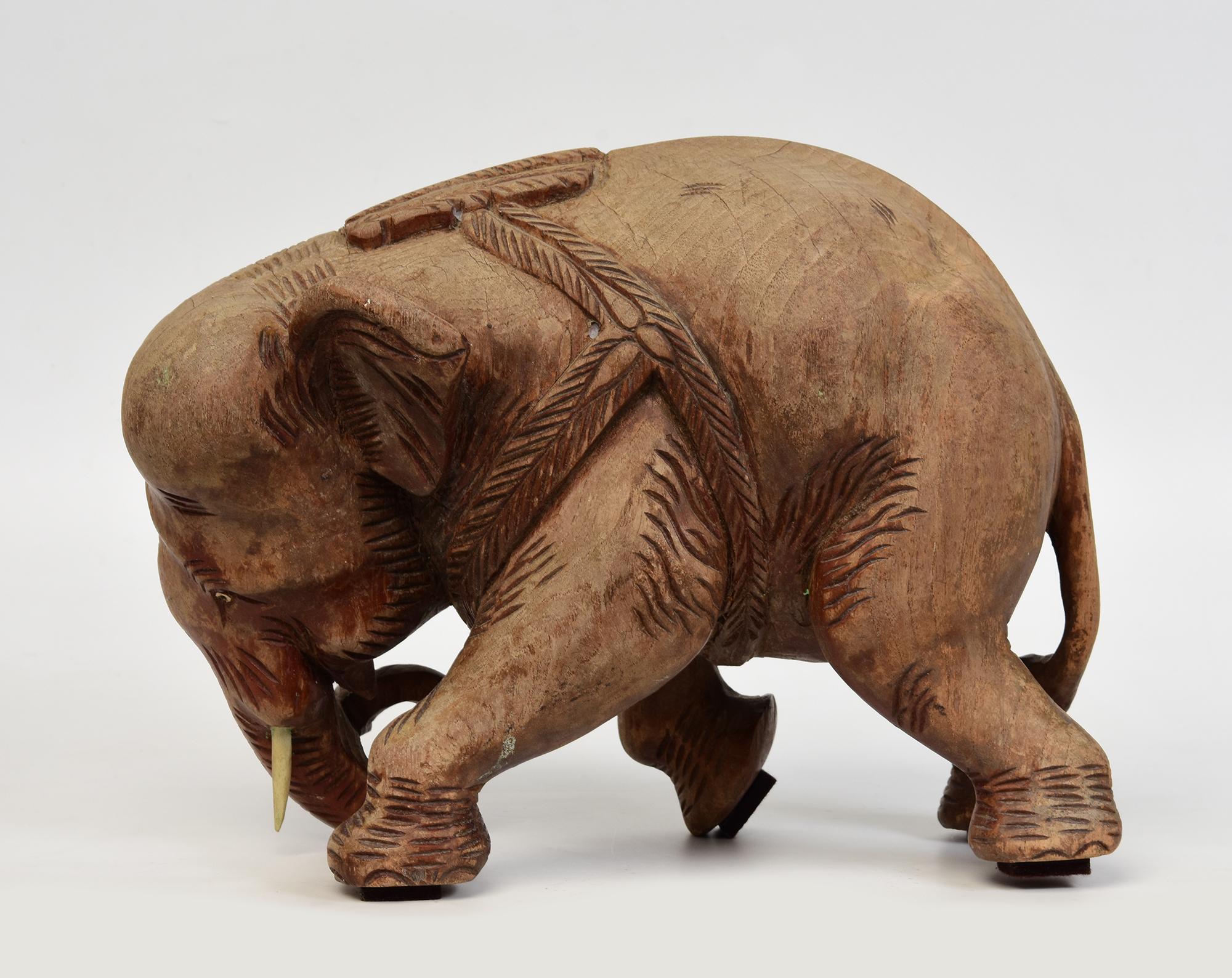 Intagliato a mano Statua asiatica di elefante da passeggio in legno finemente intagliata dei primi del Novecento in vendita