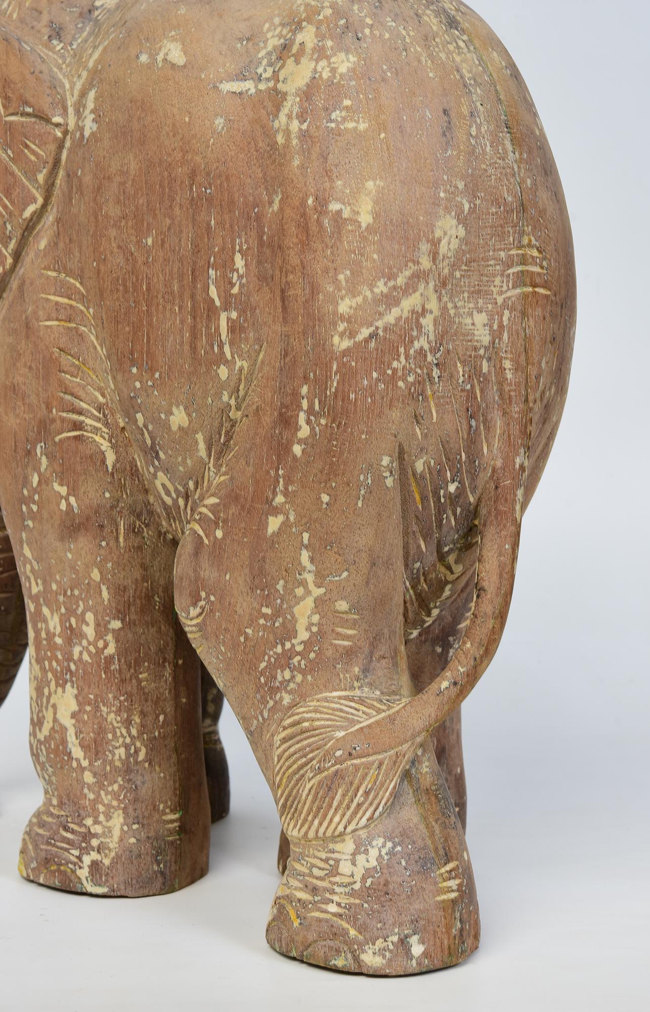 Statua asiatica di elefante da passeggio in legno finemente intagliata dei primi del Novecento In condizioni buone in vendita a Sampantawong, TH