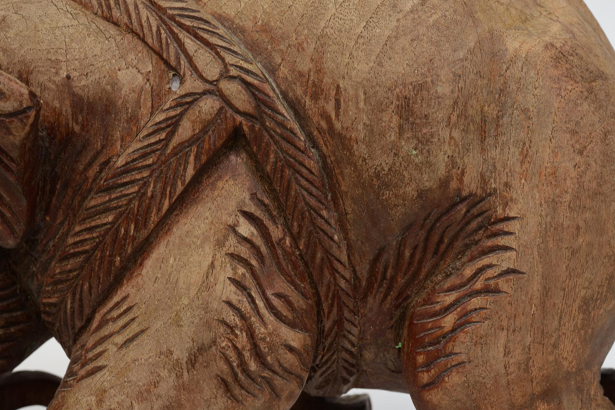 Statua asiatica di elefante da passeggio in legno finemente intagliata dei primi del Novecento In condizioni buone in vendita a Sampantawong, TH