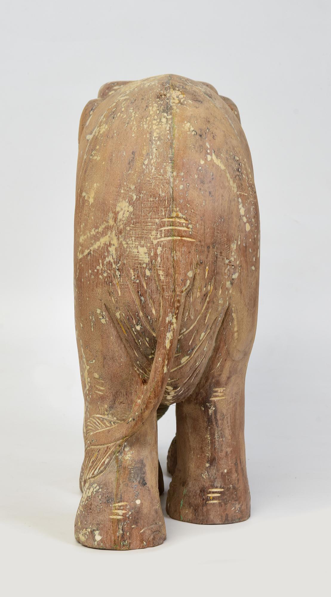 XX secolo Statua asiatica di elefante da passeggio in legno finemente intagliata dei primi del Novecento in vendita