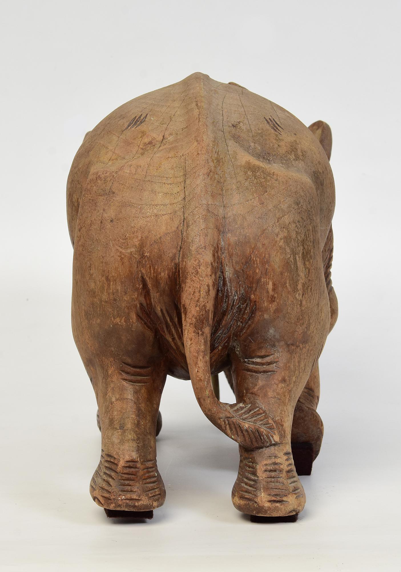 XX secolo Statua asiatica di elefante da passeggio in legno finemente intagliata dei primi del Novecento in vendita