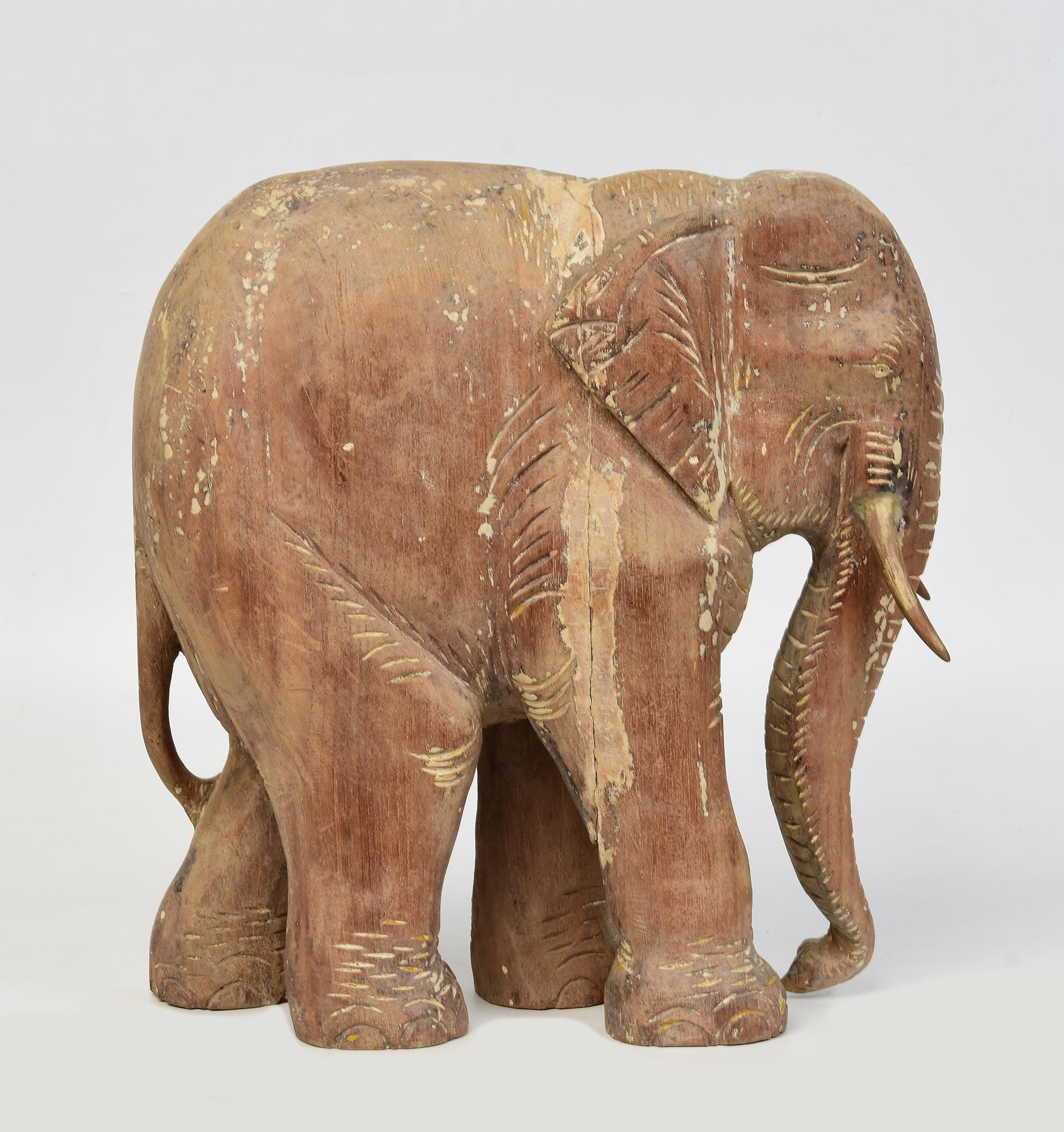 Legno Statua asiatica di elefante da passeggio in legno finemente intagliata dei primi del Novecento in vendita