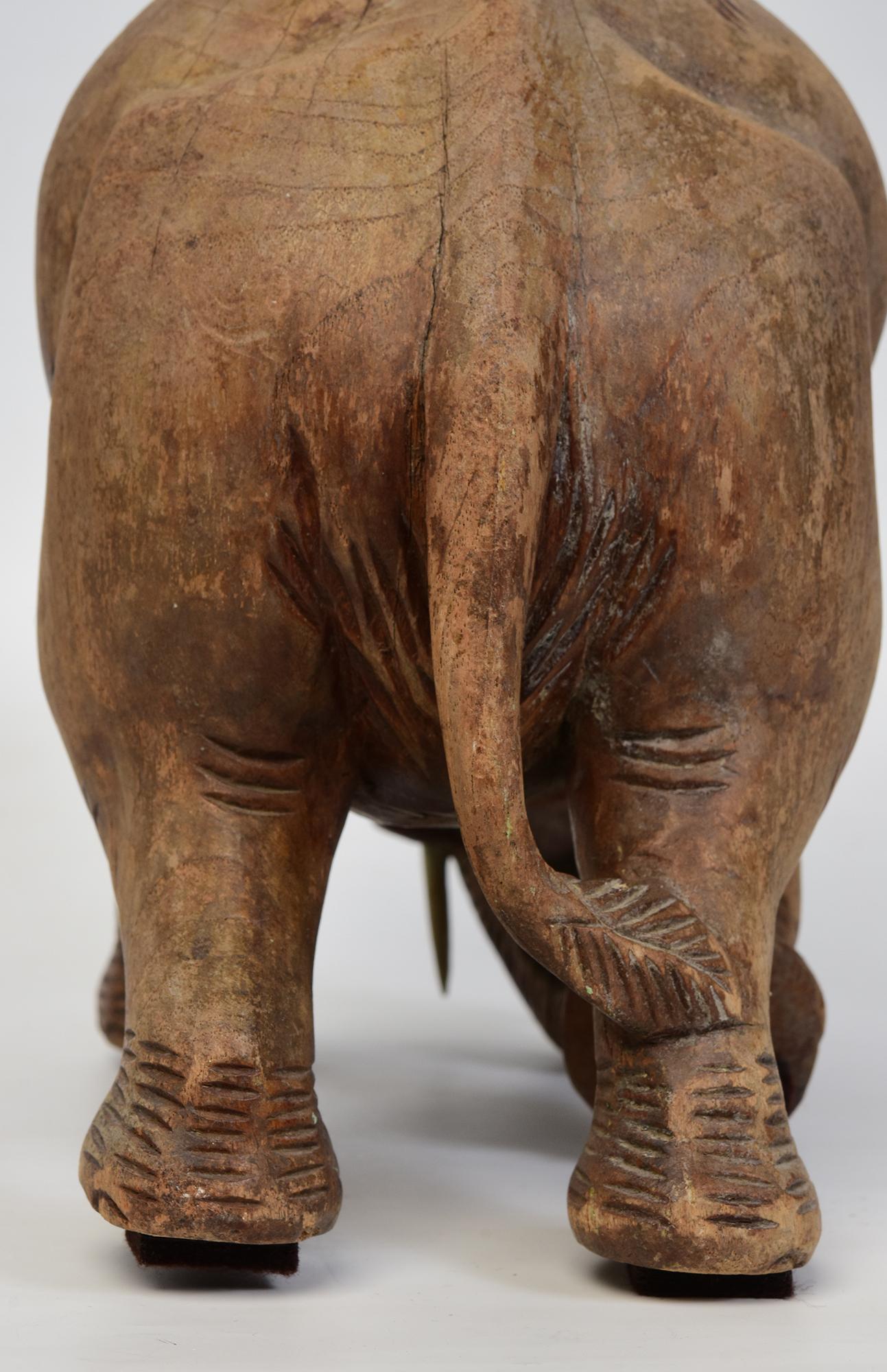Legno Statua asiatica di elefante da passeggio in legno finemente intagliata dei primi del Novecento in vendita