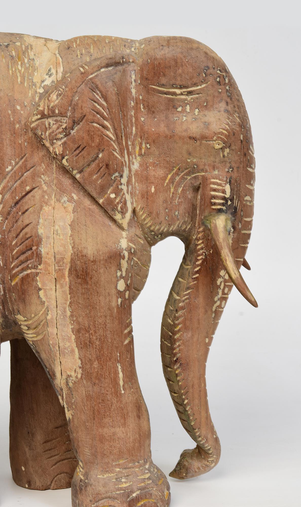 Statua asiatica di elefante da passeggio in legno finemente intagliata dei primi del Novecento in vendita 1