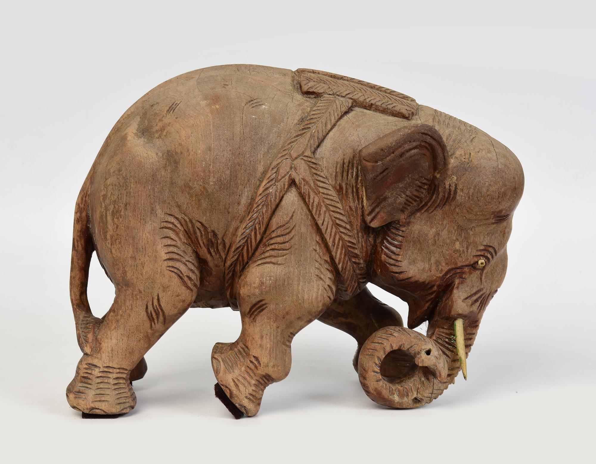 Statua asiatica di elefante da passeggio in legno finemente intagliata dei primi del Novecento in vendita 1