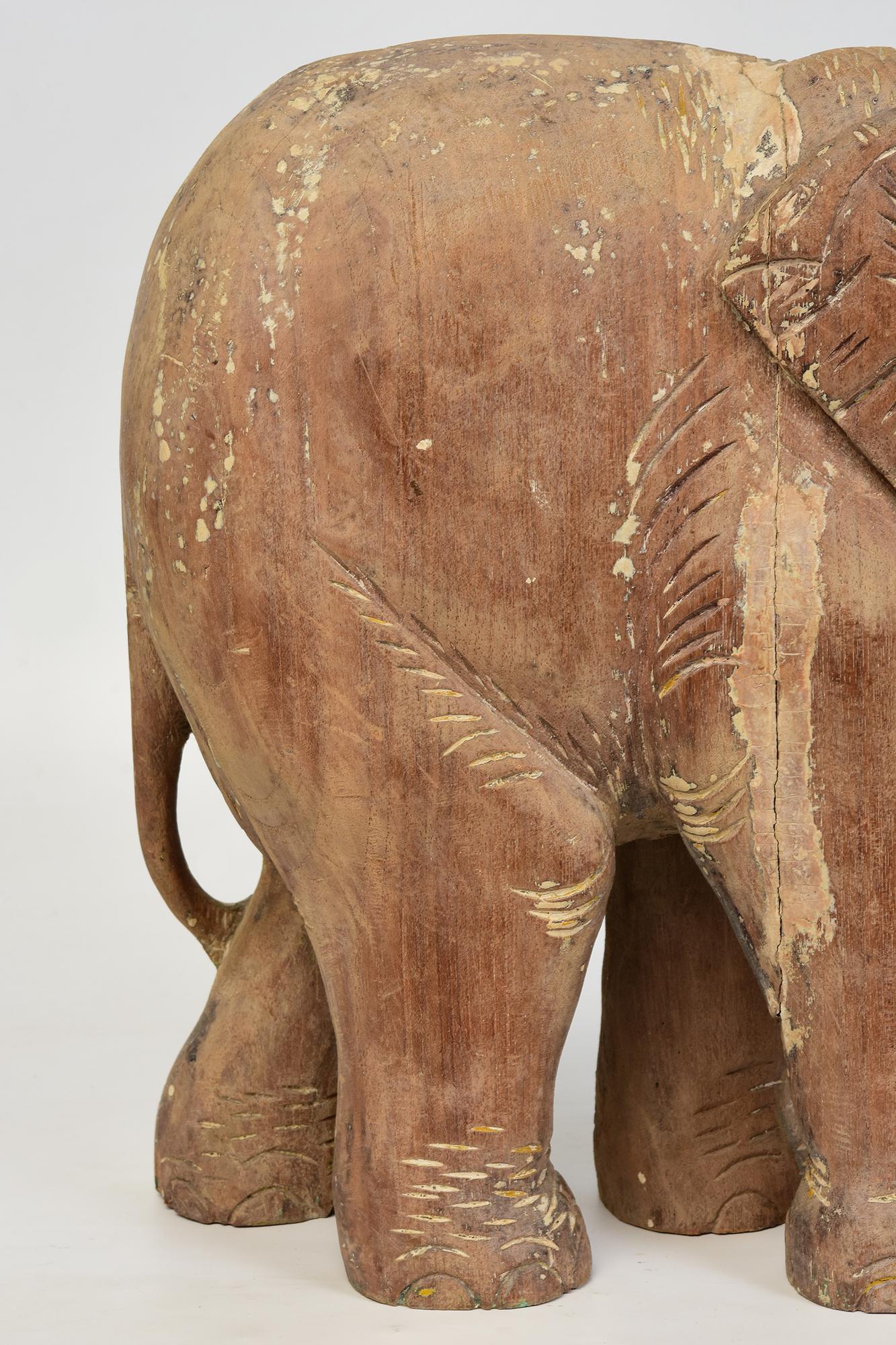 Statua asiatica di elefante da passeggio in legno finemente intagliata dei primi del Novecento in vendita 2