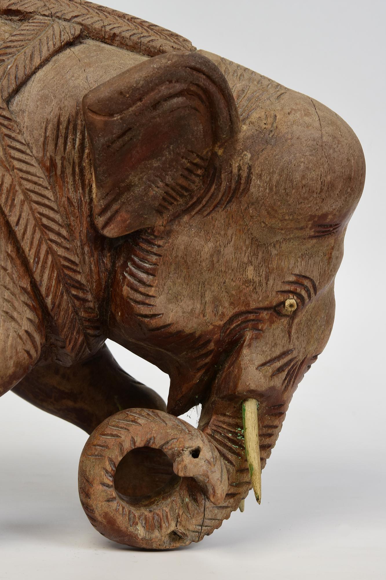 Statua asiatica di elefante da passeggio in legno finemente intagliata dei primi del Novecento in vendita 2