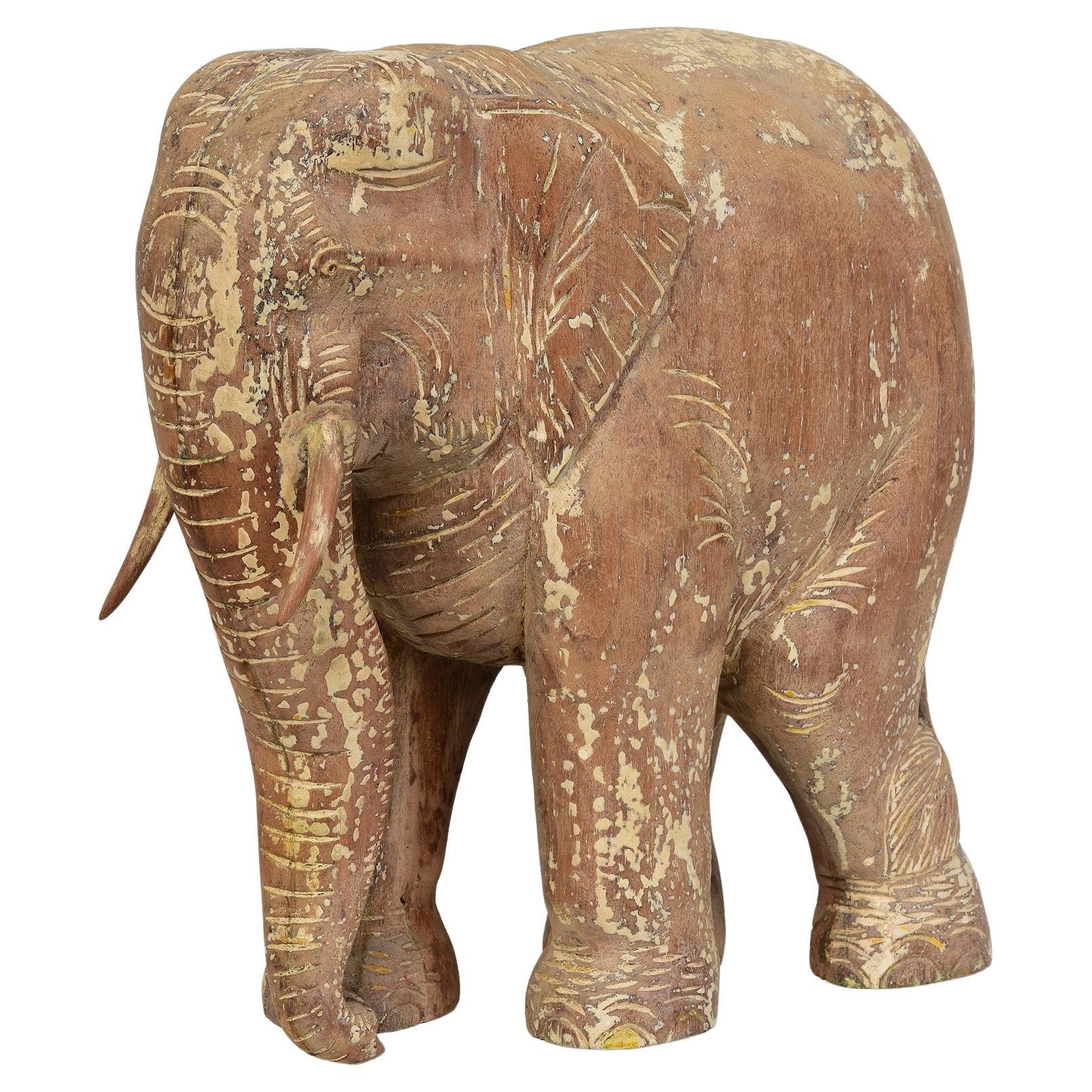 Statua asiatica di elefante da passeggio in legno finemente intagliata dei primi del Novecento in vendita