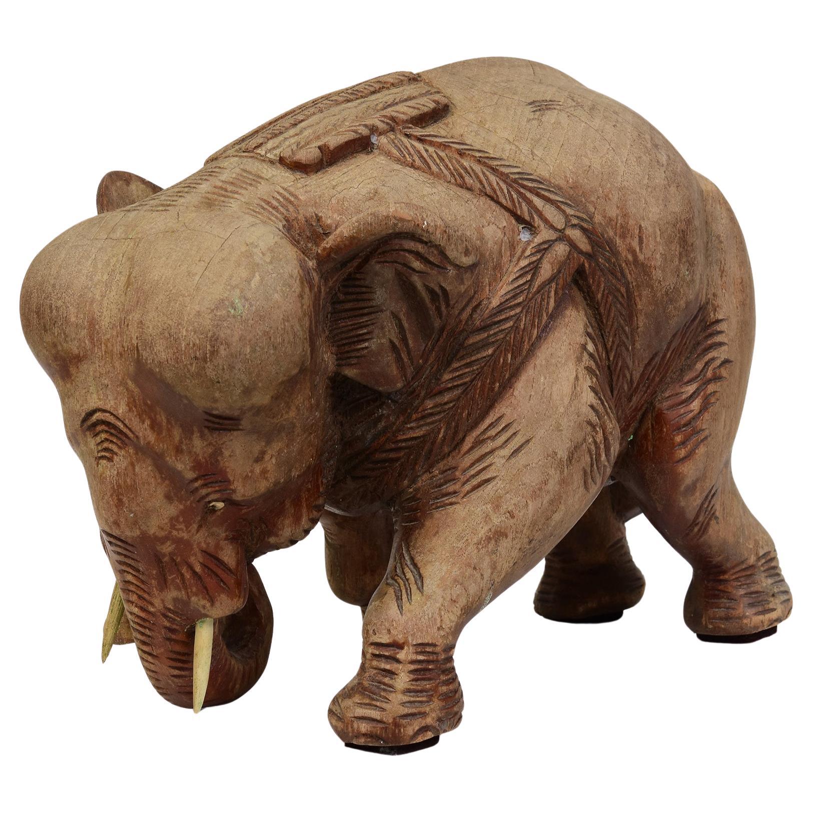 Statua asiatica di elefante da passeggio in legno finemente intagliata dei primi del Novecento in vendita