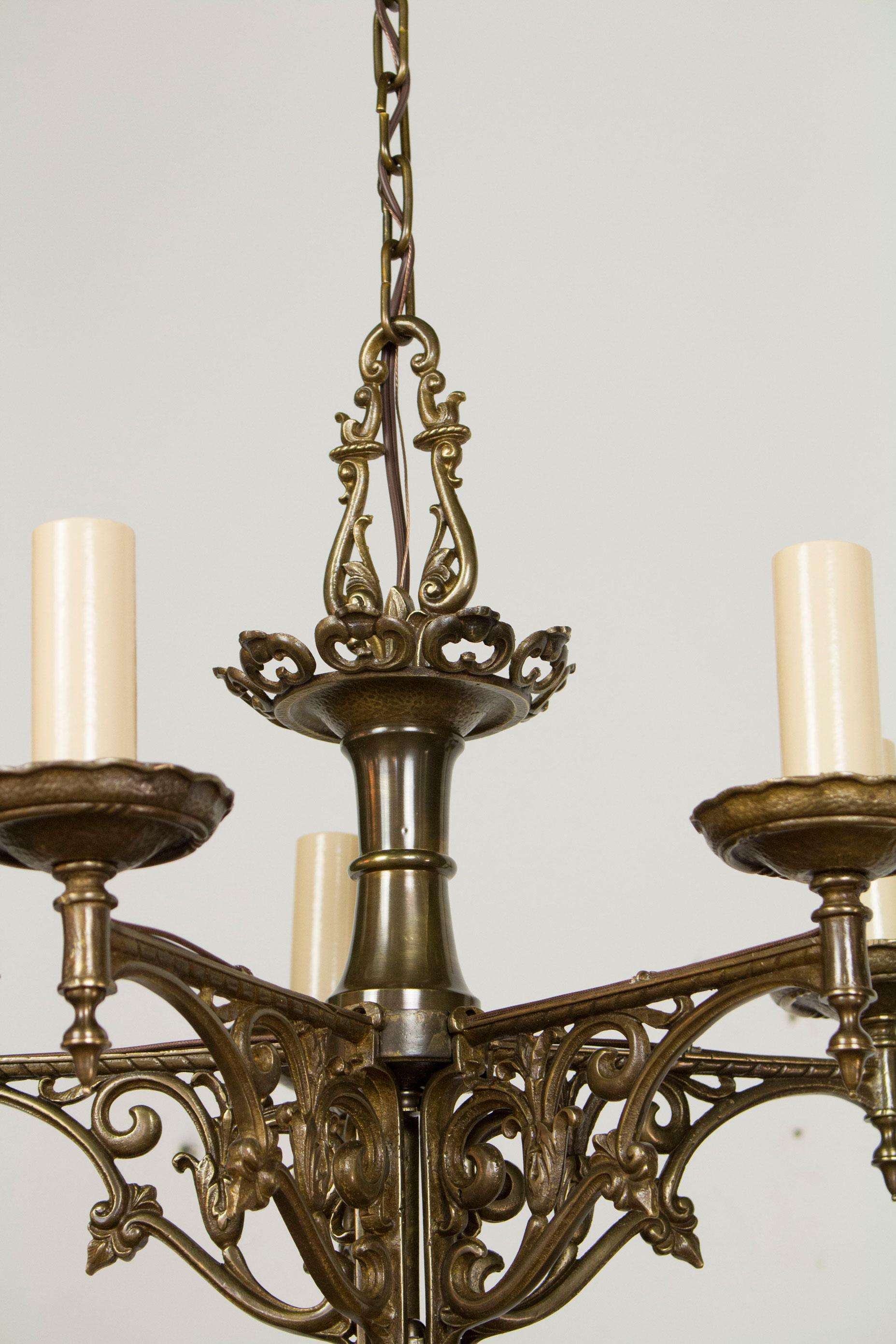 Américain Lustre Tudor en laiton antique à cinq lumières du début du 20e siècle