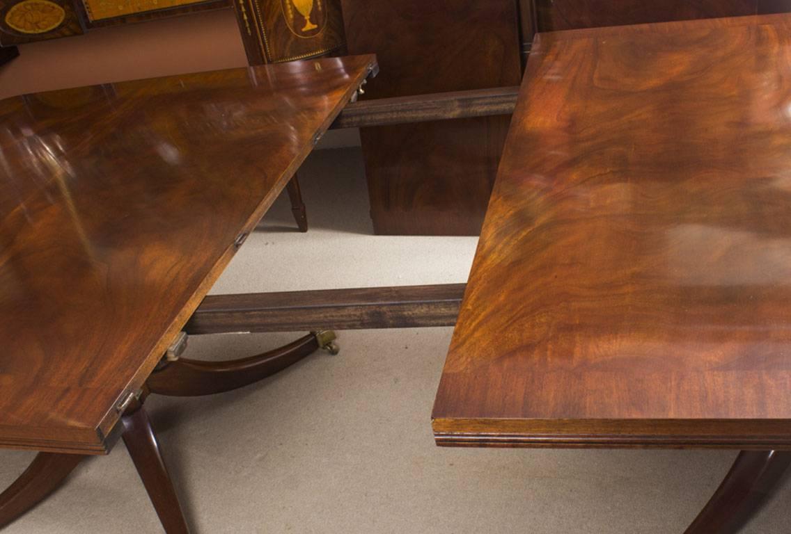 Early 20th Century Flame Mahogany Twin Pillar Regency Style Dining Table 12