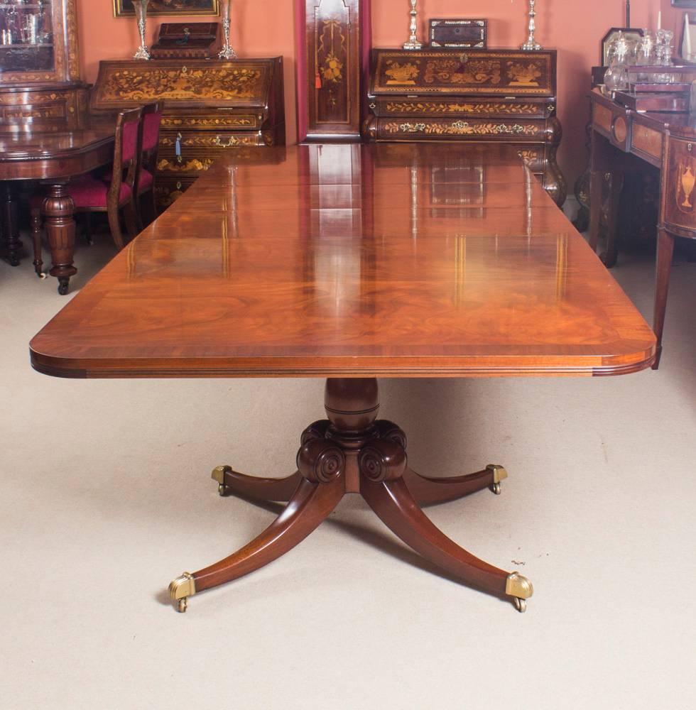 Early 20th Century Flame Mahogany Twin Pillar Regency Style Dining Table In Excellent Condition In London, GB