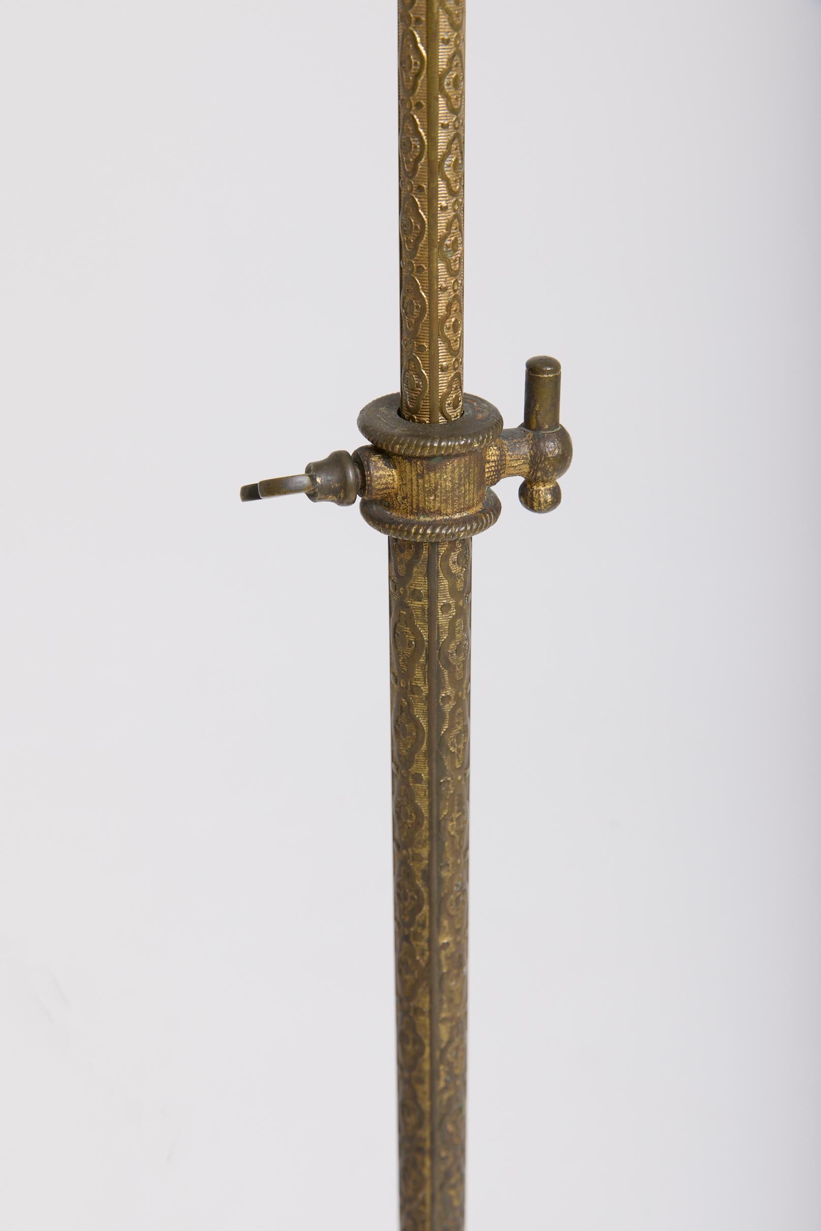 Una lámpara de pie de latón, sobre patas de león
Francia, circa 1900
Con la pantalla: 145 cm de alto por 35,5 cm de diámetro 
Sólo base de lámpara: 126 cm de altura por 30,5 cm de diámetro