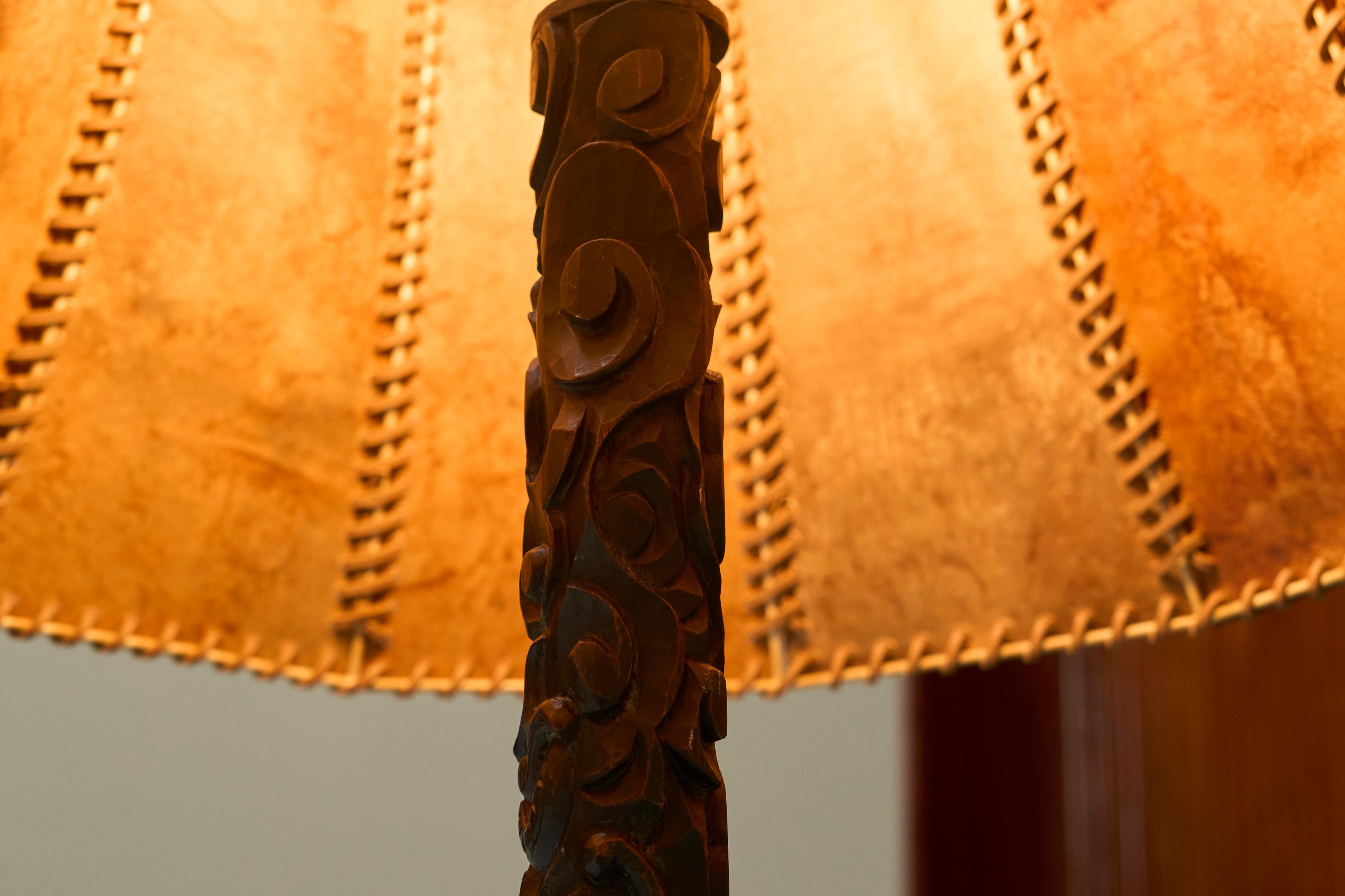 Anfang des 20. Jahrhunderts Stehlampe aus handgeschnitztem Holz mit atemberaubendem Lederschirm im Angebot 6
