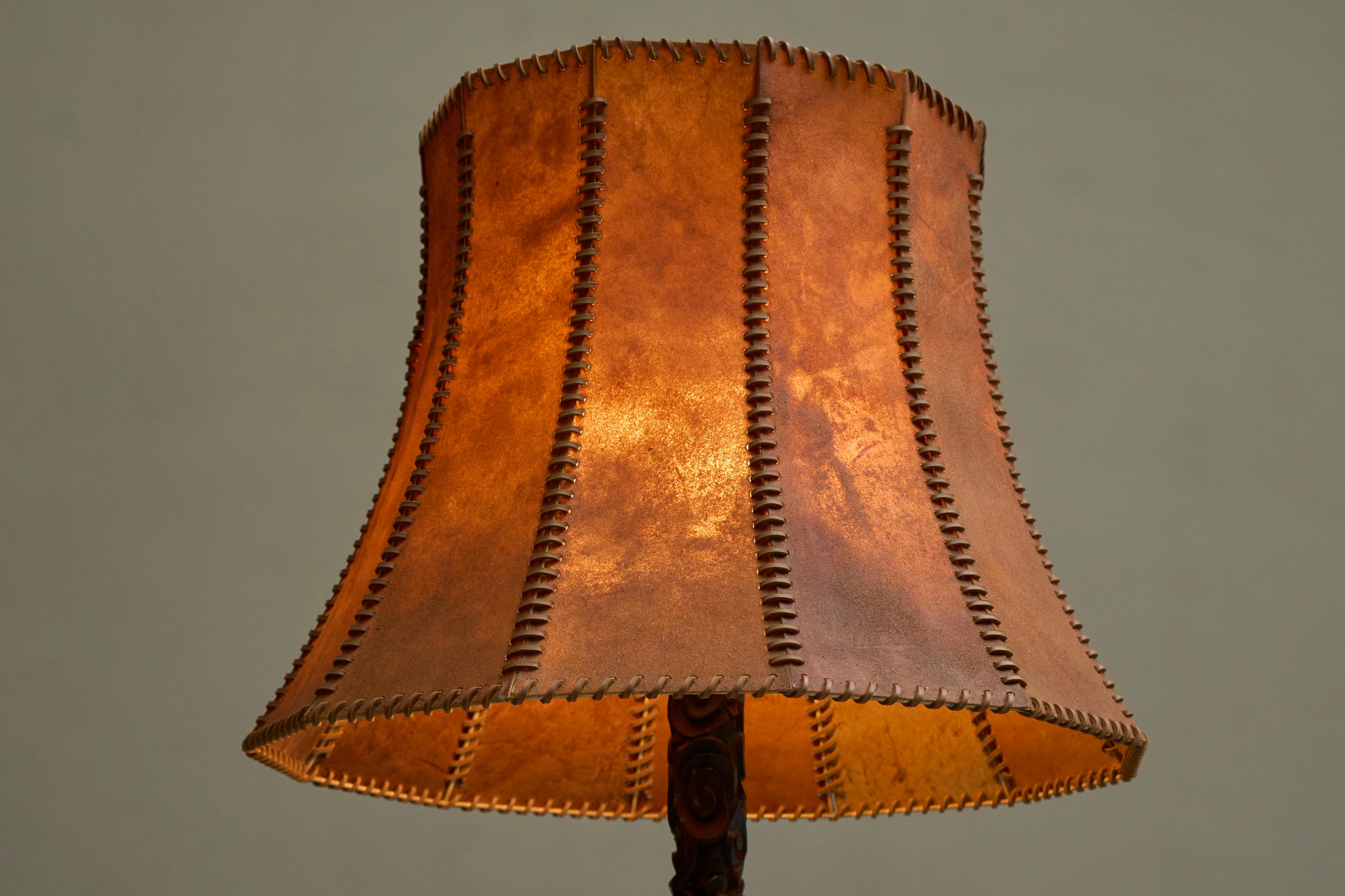 Anfang des 20. Jahrhunderts Stehlampe aus handgeschnitztem Holz mit atemberaubendem Lederschirm (Asiatisch) im Angebot