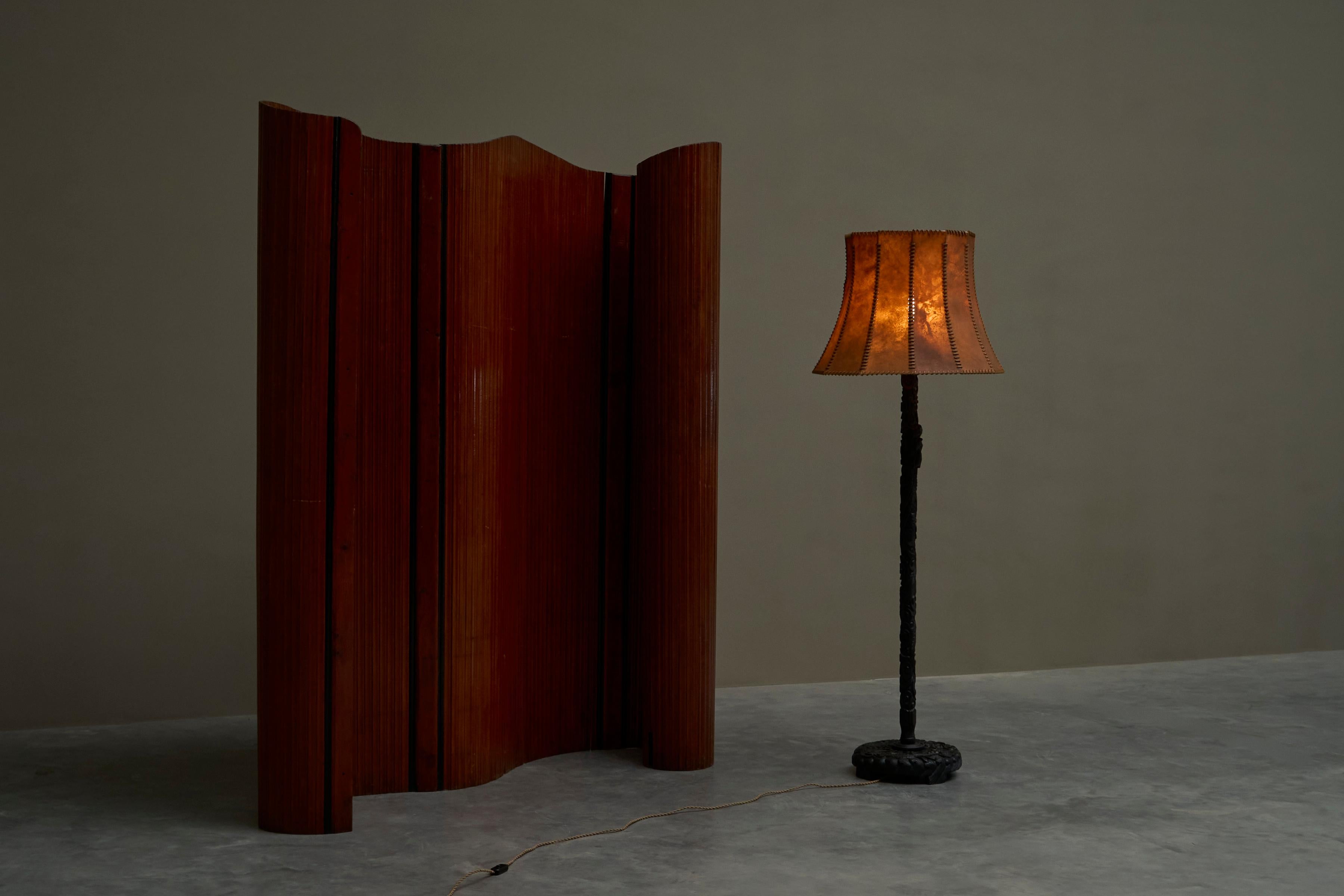 Anfang des 20. Jahrhunderts Stehlampe aus handgeschnitztem Holz mit atemberaubendem Lederschirm im Zustand „Gut“ im Angebot in Meer, VAN