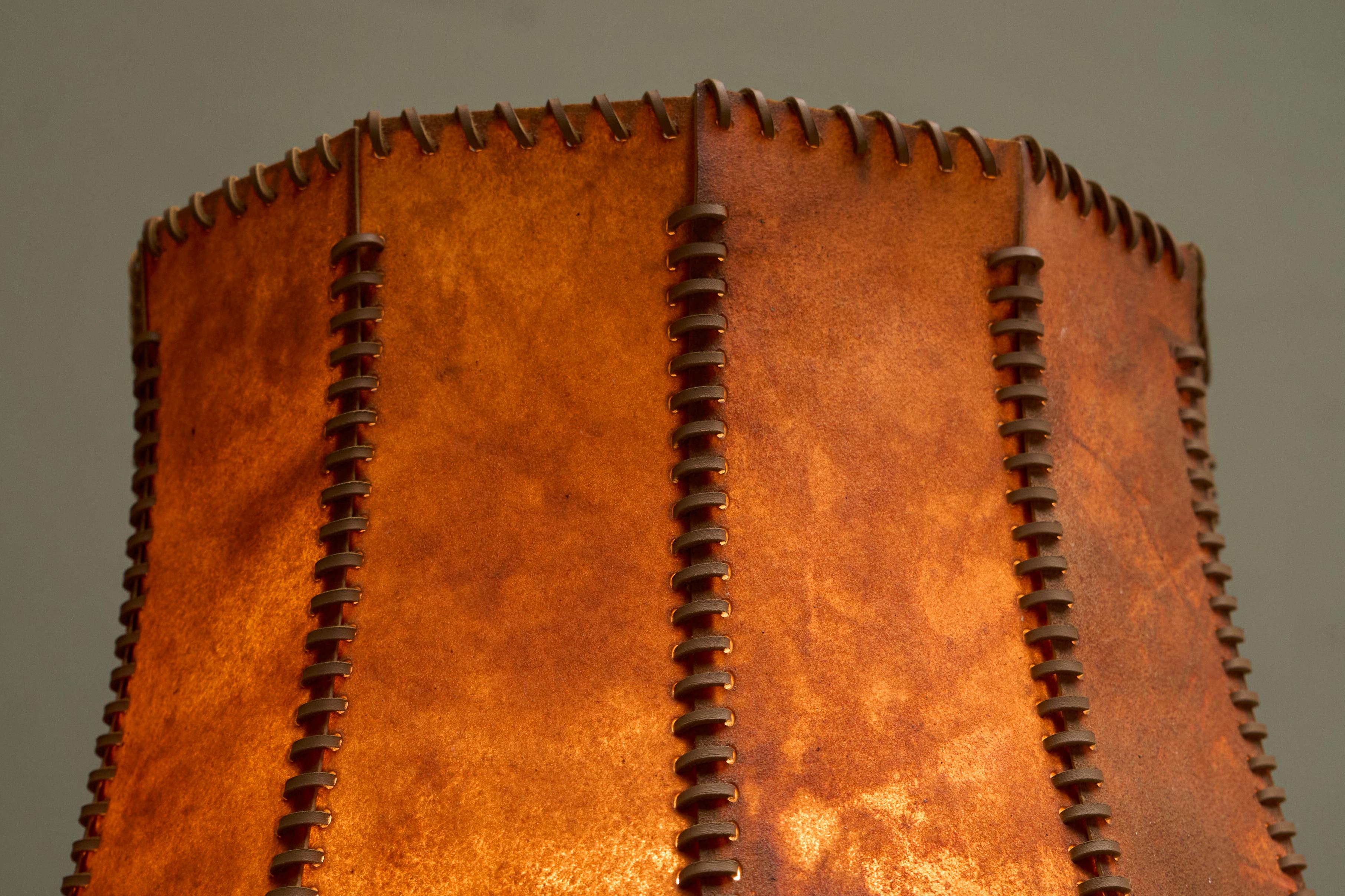 Anfang des 20. Jahrhunderts Stehlampe aus handgeschnitztem Holz mit atemberaubendem Lederschirm im Angebot 2
