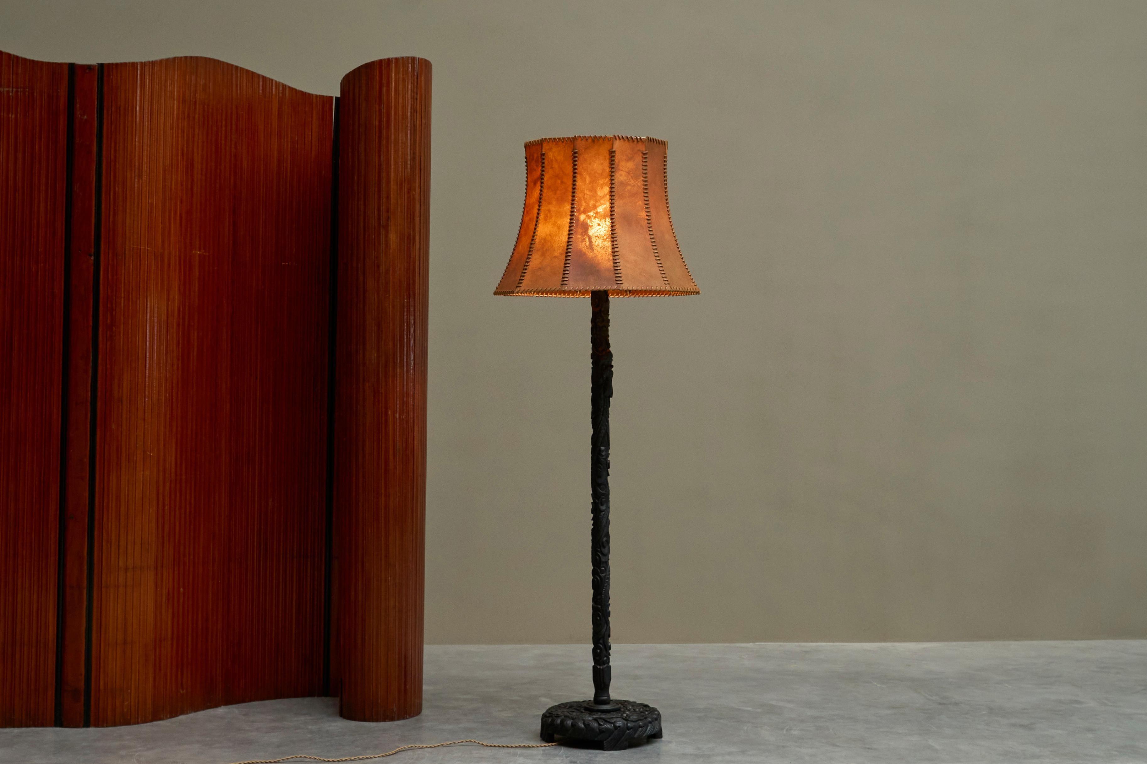 Anfang des 20. Jahrhunderts Stehlampe aus handgeschnitztem Holz mit atemberaubendem Lederschirm im Angebot 4