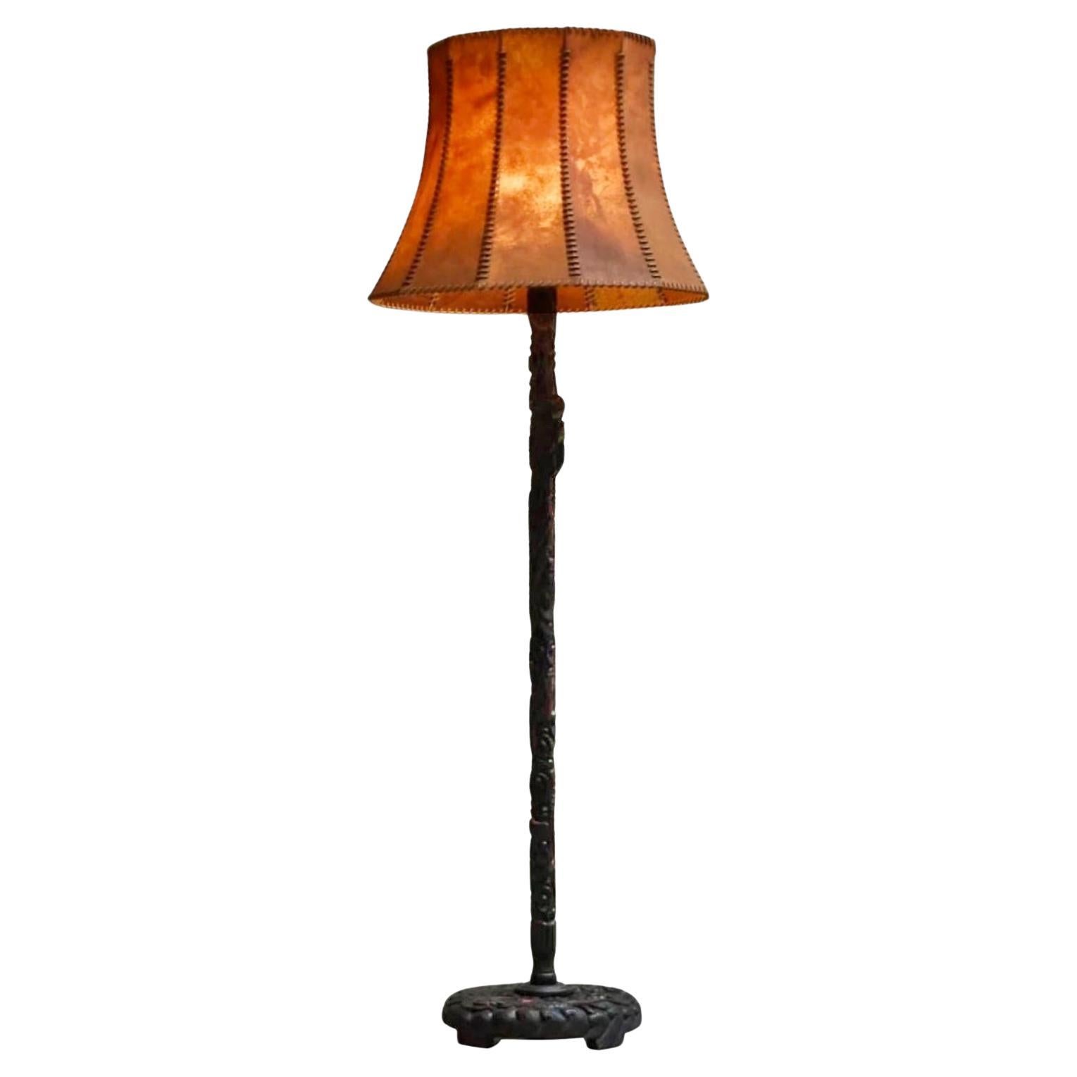 Anfang des 20. Jahrhunderts Stehlampe aus handgeschnitztem Holz mit atemberaubendem Lederschirm im Angebot