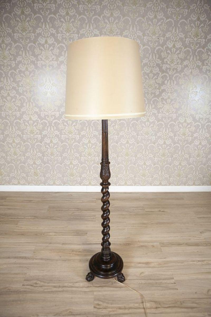 Lámpara de pie de principios del siglo XX sobre base de madera marrón de estilo Chippendale

Lámpara de pie con estructura de madera y pantalla de tela. El fuste de la lámpara está torneado en espiral, asentado sobre una base redonda de tres patas,