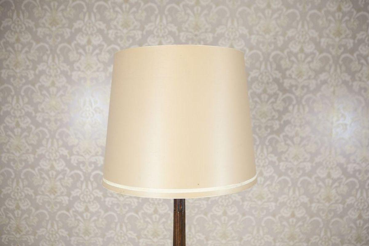 Lámpara de pie de principios del siglo XX sobre base de madera marrón de estilo Chippendale Británico en venta
