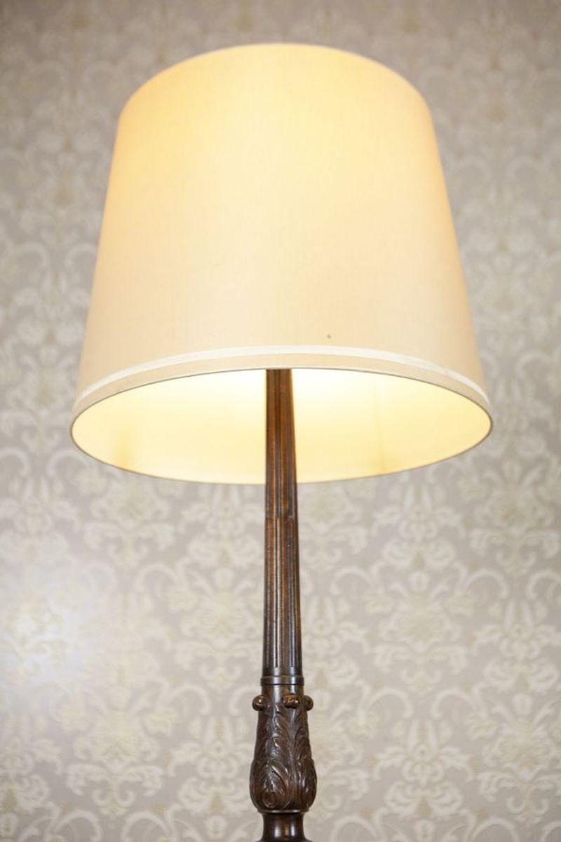 Lámpara de pie de principios del siglo XX sobre base de madera marrón de estilo Chippendale en Bueno estado para la venta en Opole, PL