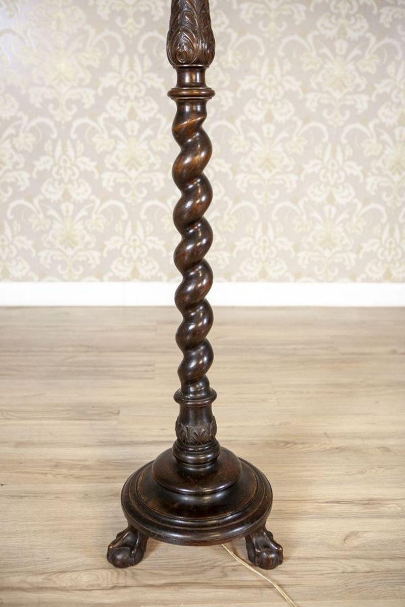 Lámpara de pie de principios del siglo XX sobre base de madera marrón de estilo Chippendale Tela en venta