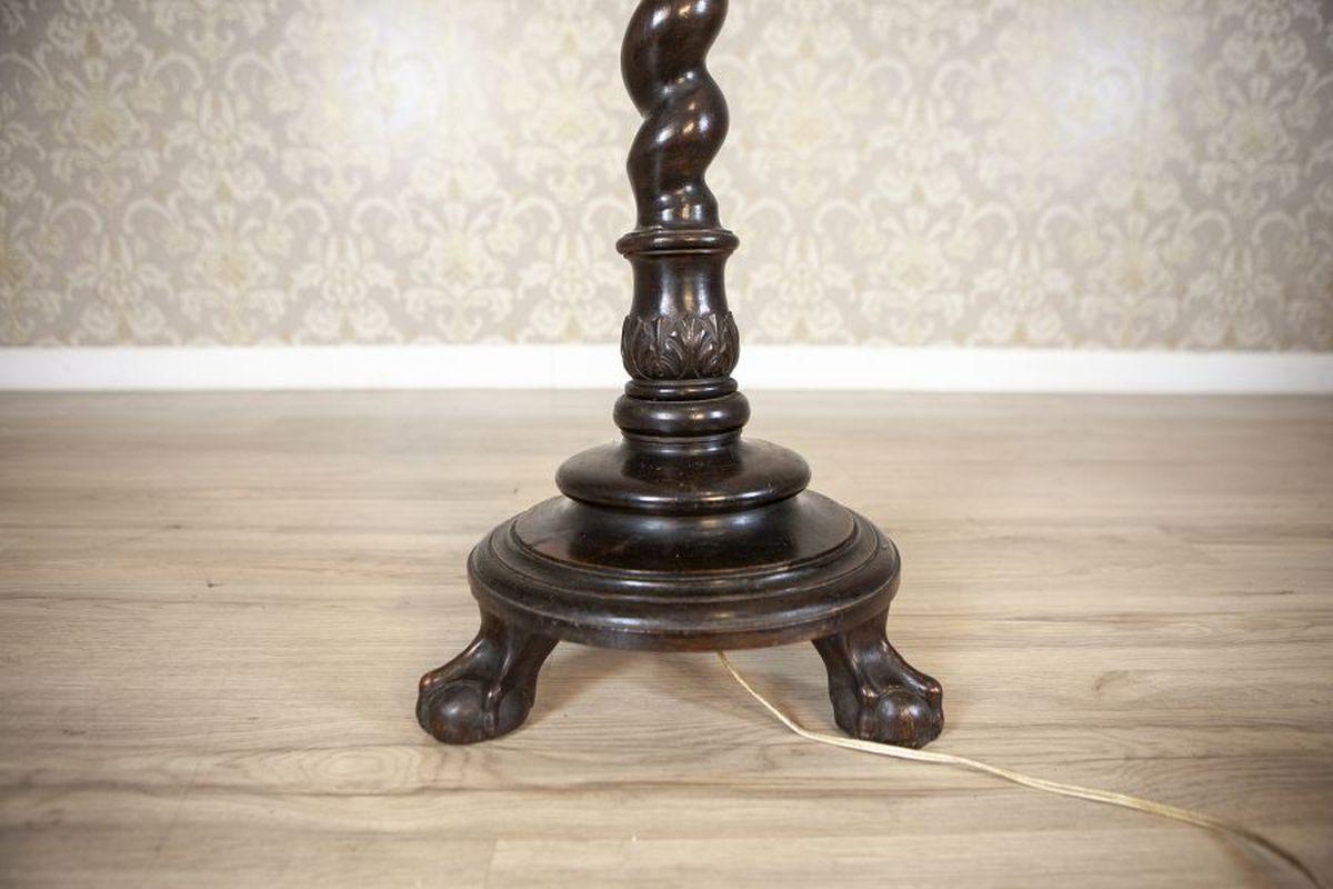 Lámpara de pie de principios del siglo XX sobre base de madera marrón de estilo Chippendale en venta 1