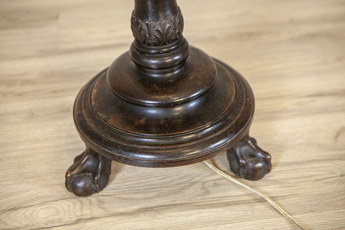 Lámpara de pie de principios del siglo XX sobre base de madera marrón de estilo Chippendale en venta 2