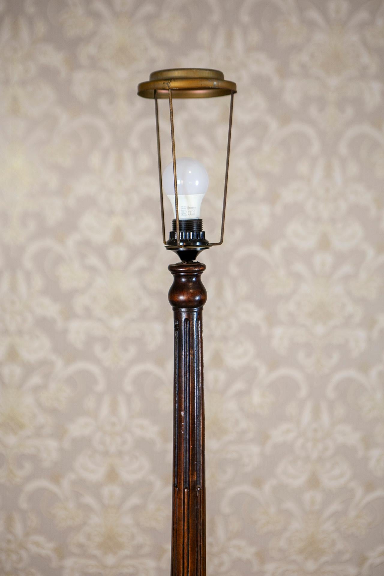 Lámpara de pie de principios del siglo XX sobre base de madera marrón de estilo Chippendale en venta 4