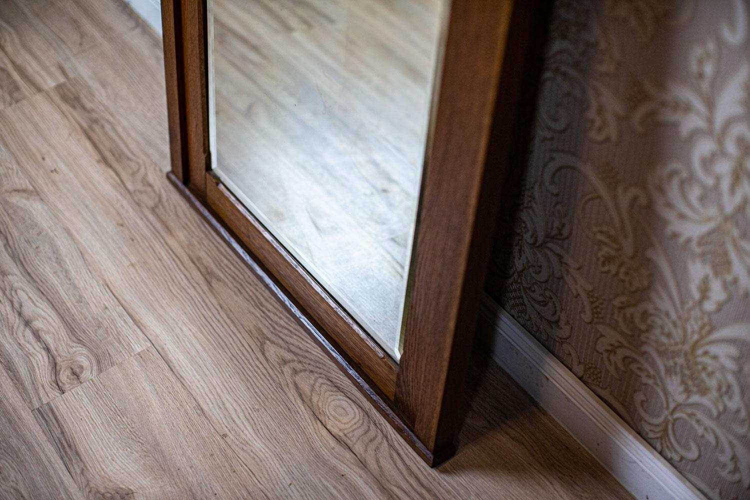 Early-20th Century Floor Mirror in Light Brown Oak Frame For Sale 5