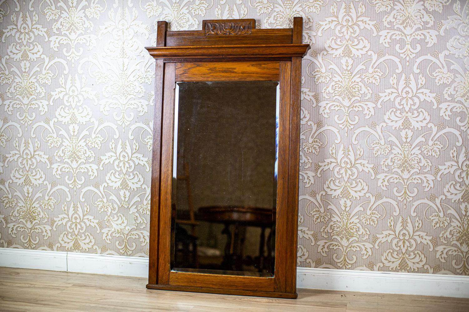 Early-20th Century Floor Mirror in Light Brown Oak Frame

We present you this tastefully decorated and simple in its form mirror in an oak frame.
It is dated the early 20th century.
The wood is in particularly good condition and refreshed with wax.