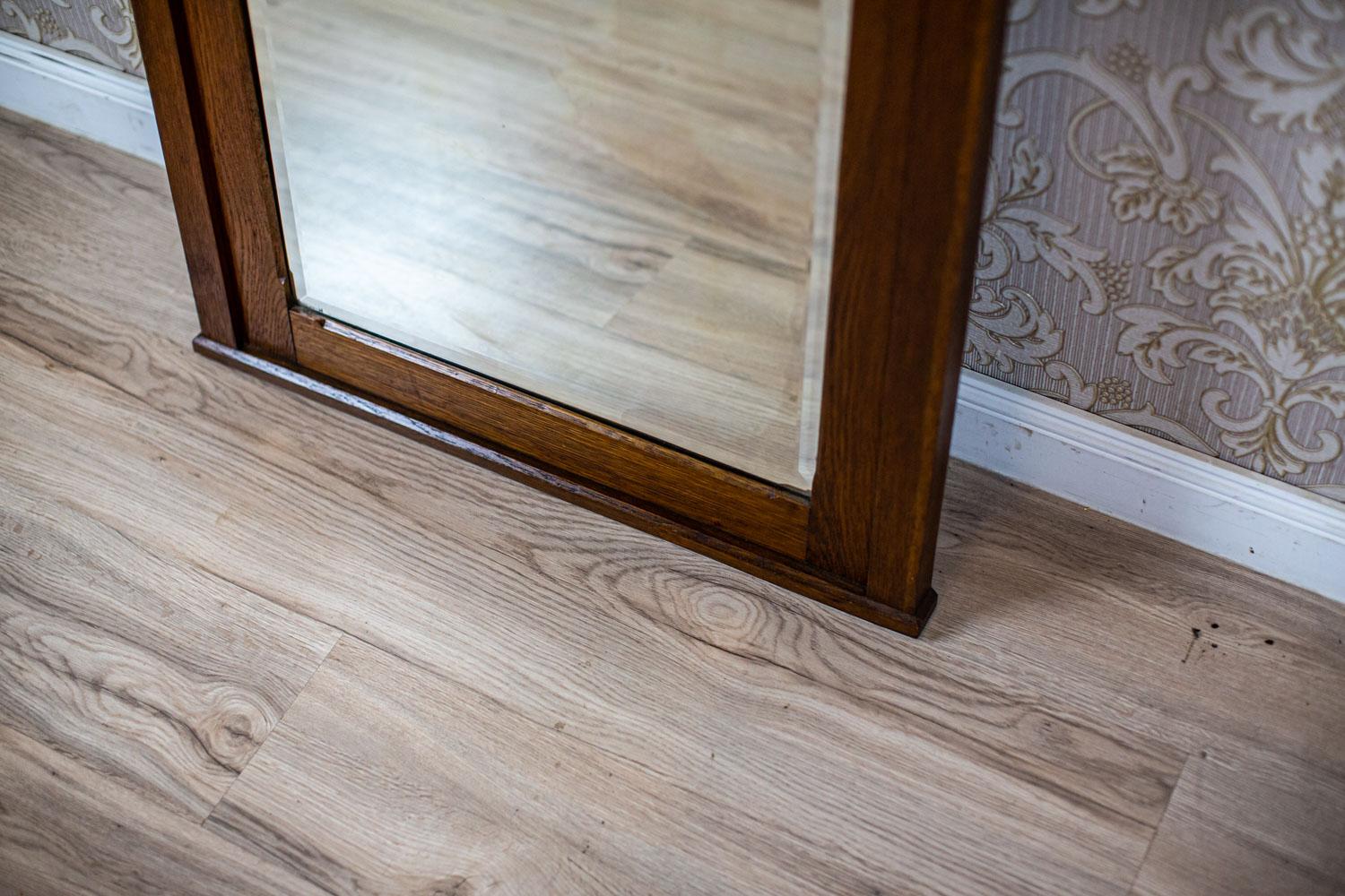 Early-20th Century Floor Mirror in Light Brown Oak Frame For Sale 4