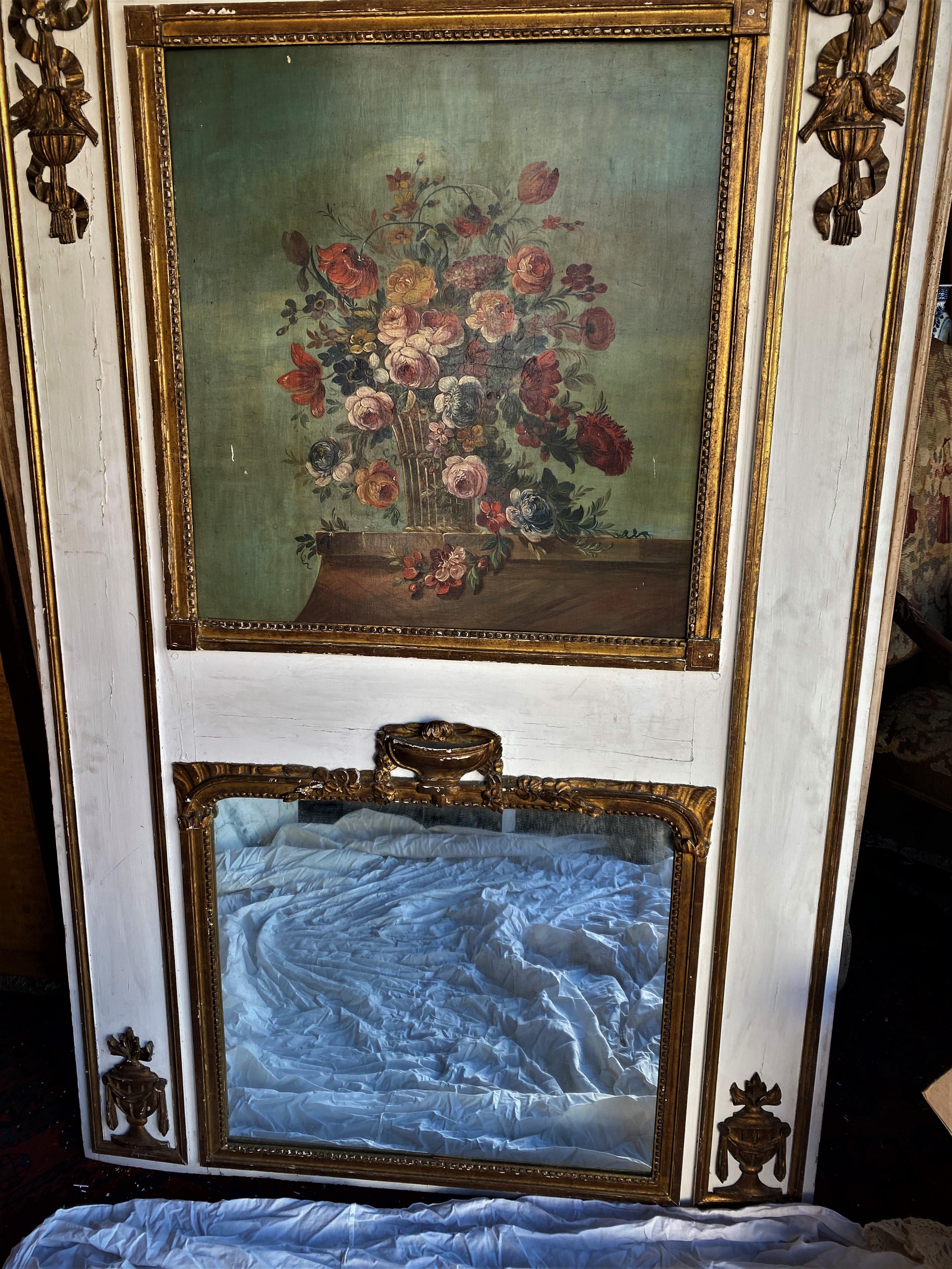 Il s'agit d'une très jolie scène florale sur fond sarcelle peinte à la main sur un panneau encadré au-dessus d'un miroir. Les bordures de l'ensemble de la pièce sont d'un blanc crémeux et sont décorées de jolis ornements sculptés et peints à l'or
