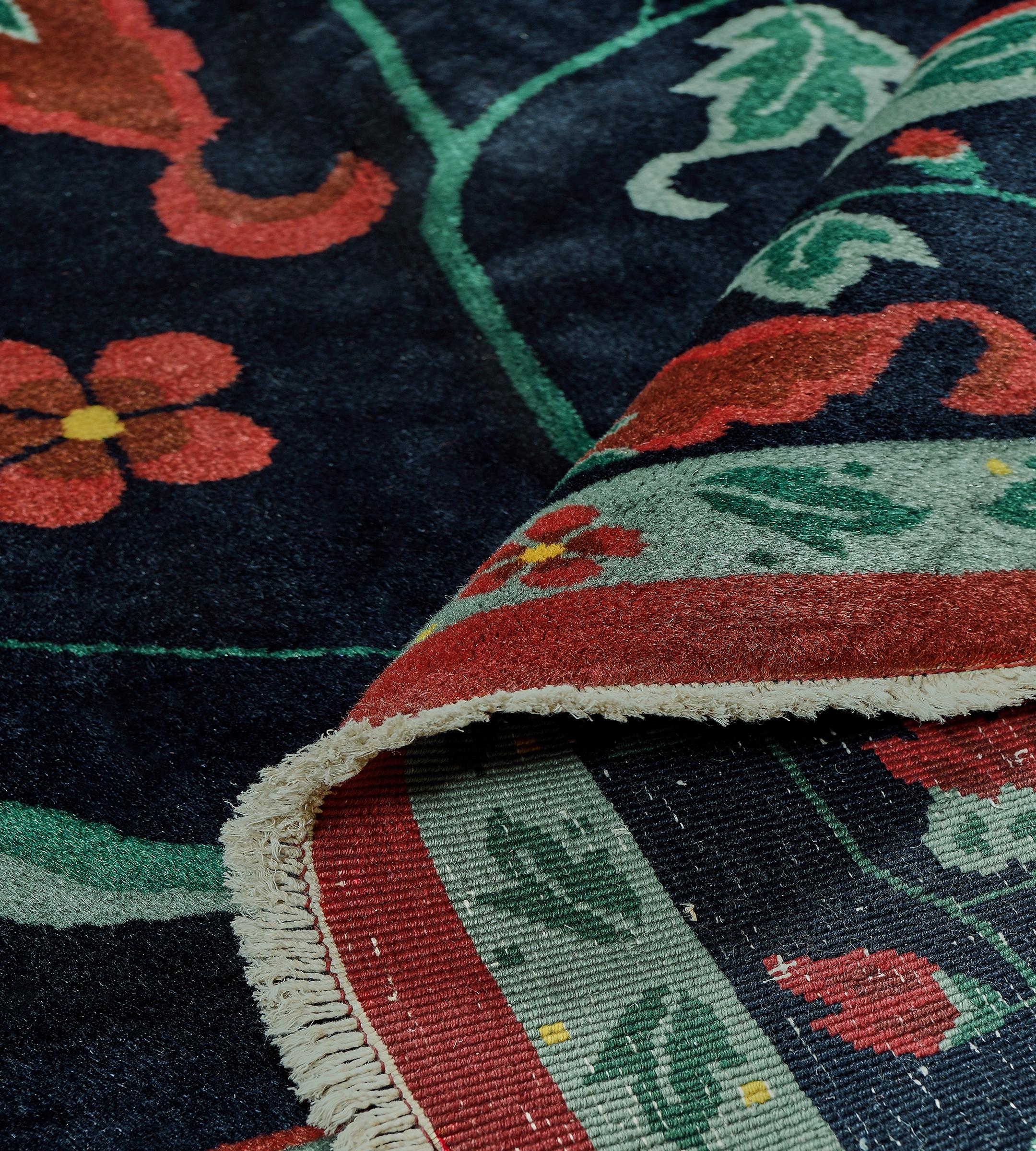 Tapis chinois à fleurs du début du 20e siècle en vente 3